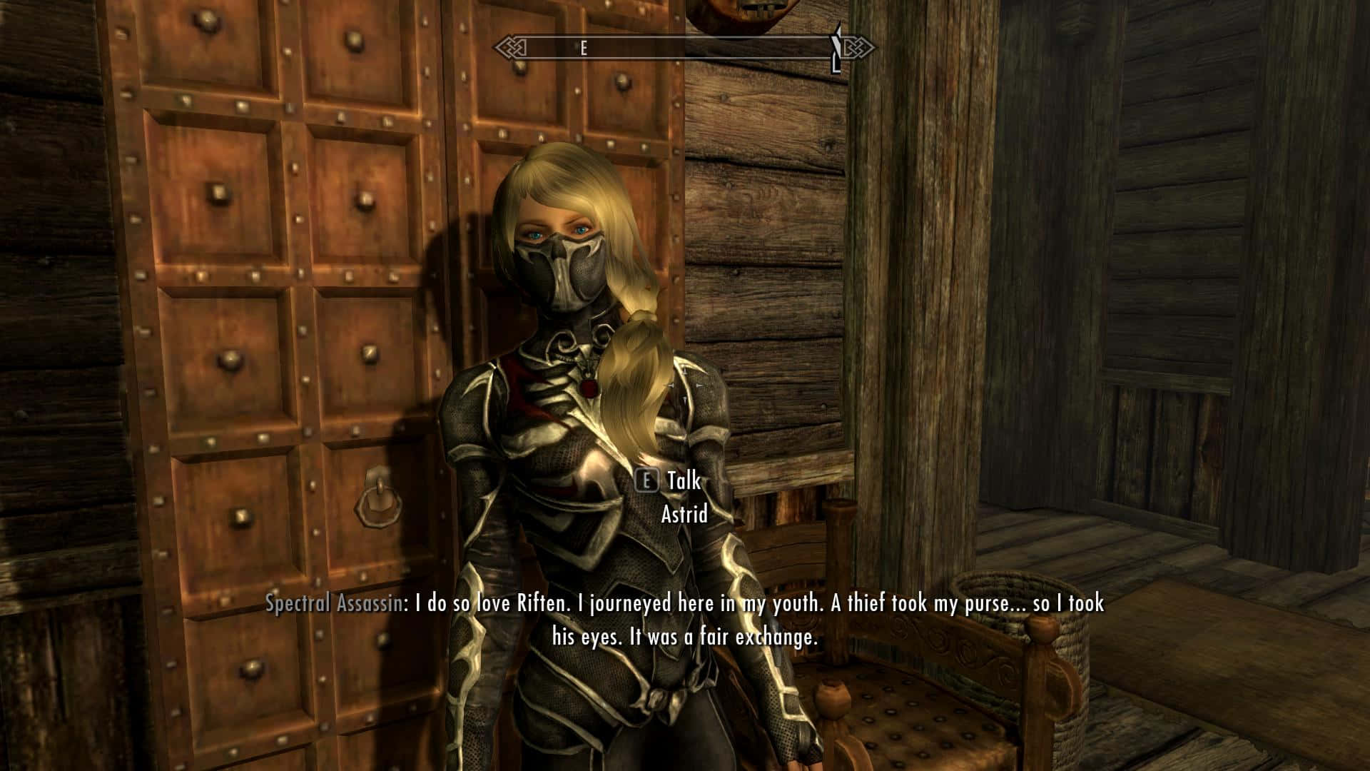Skyrim Astrid 桌布 壁紙 — 一個身穿華麗暗色盔甲的幽靈刺客站在一個質樸的木製房間中，帶有對話文字疊加。