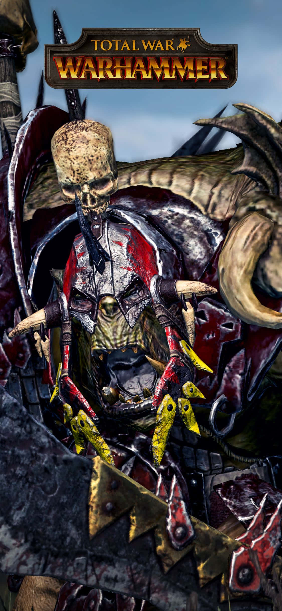 iPhone X Total War Warhammer 桌布 壁紙 — 一個身穿華麗盔甲、擁有發光黃色眼睛和沾血武器的威脅性骷髏戰士，站在暴風雨的天空下。