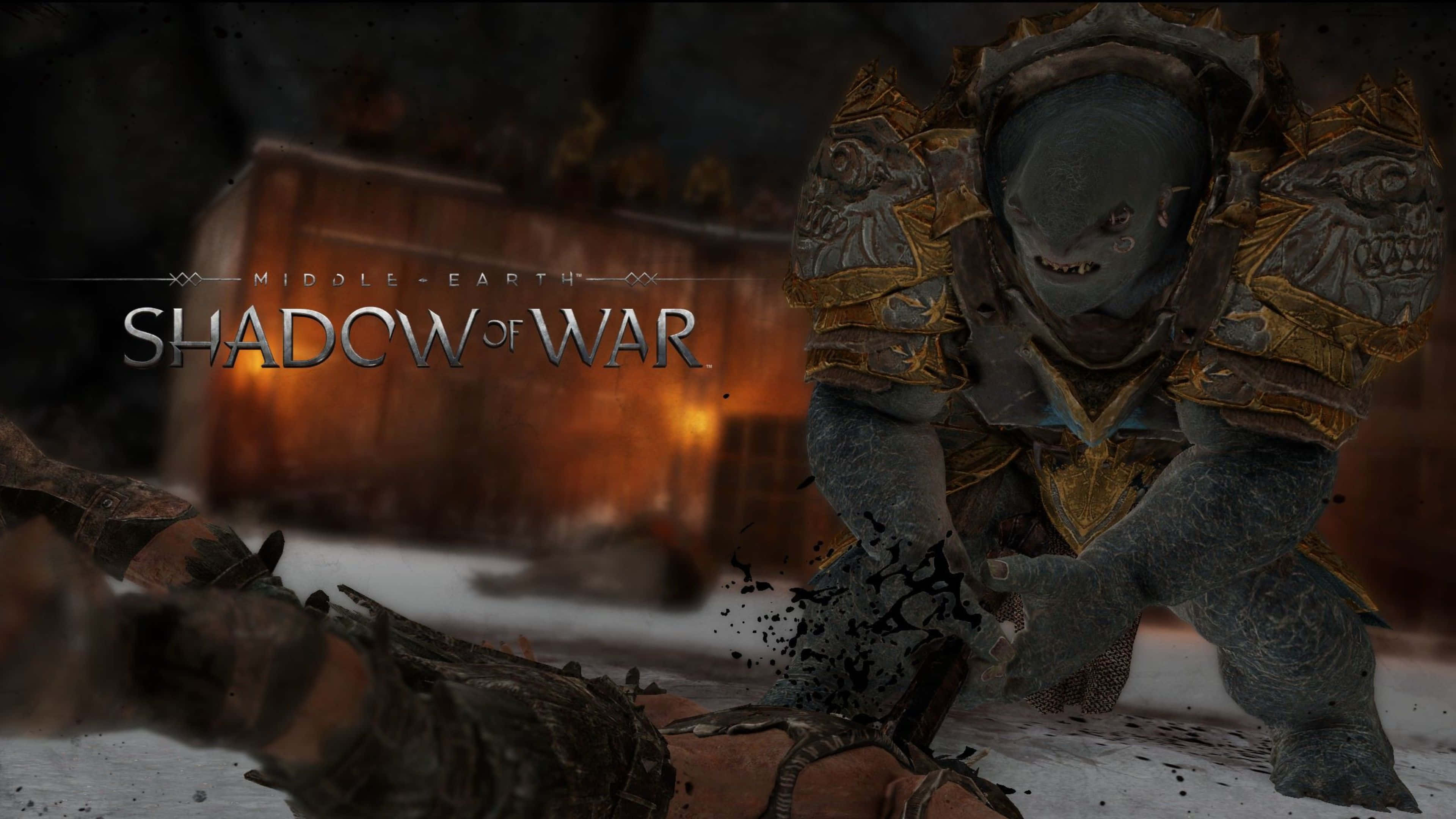 shadow of war 4K 桌布 壁紙 — 一個身穿華麗盔甲的可怕獸人在《中土世界：戰爭之影》的熾熱戰鬥場景中向前猛衝。