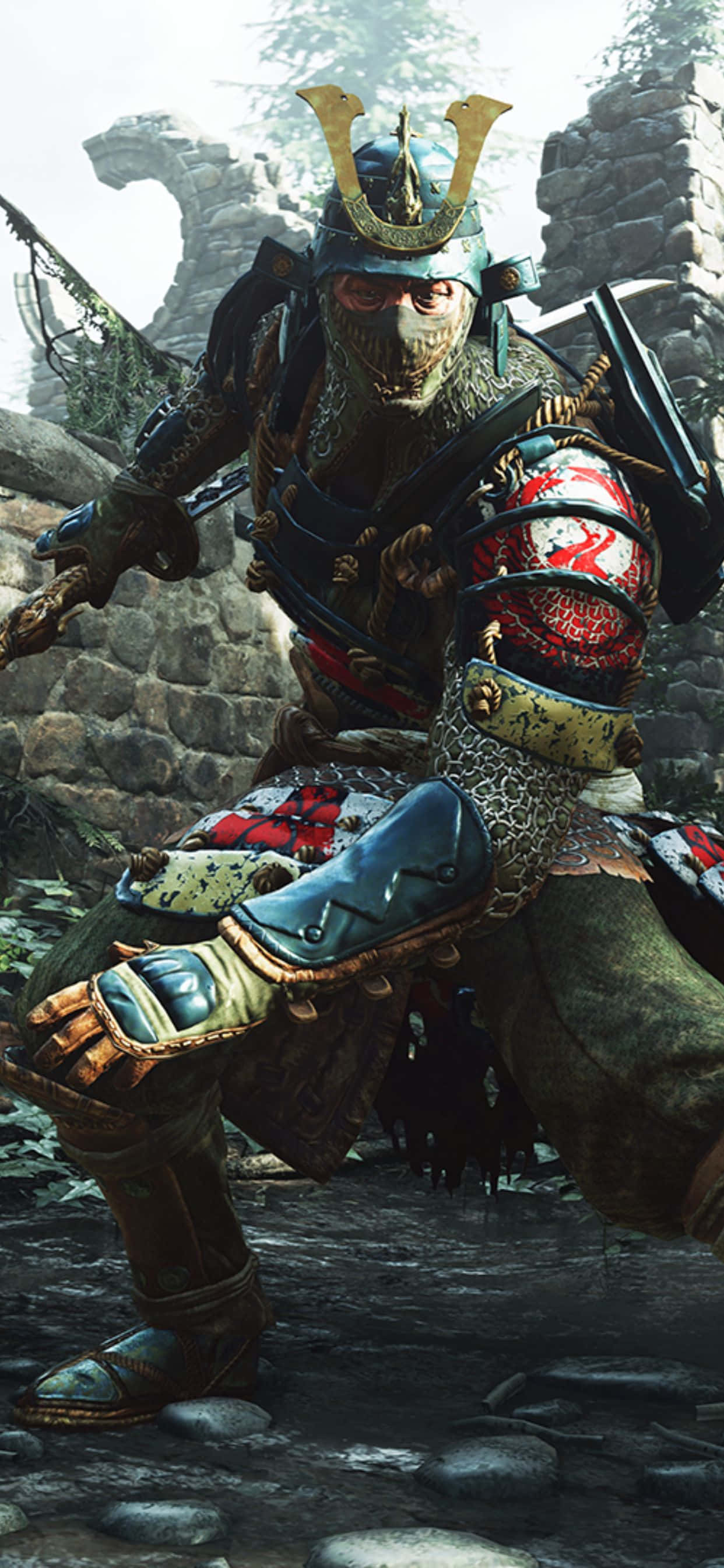 iPhone Xs Max For Honor 桌布 壁紙 — 一個身穿華麗盔甲的威猛武士在霧氣瀰漫的日光下蹲伏在古老的石頭廢墟中。