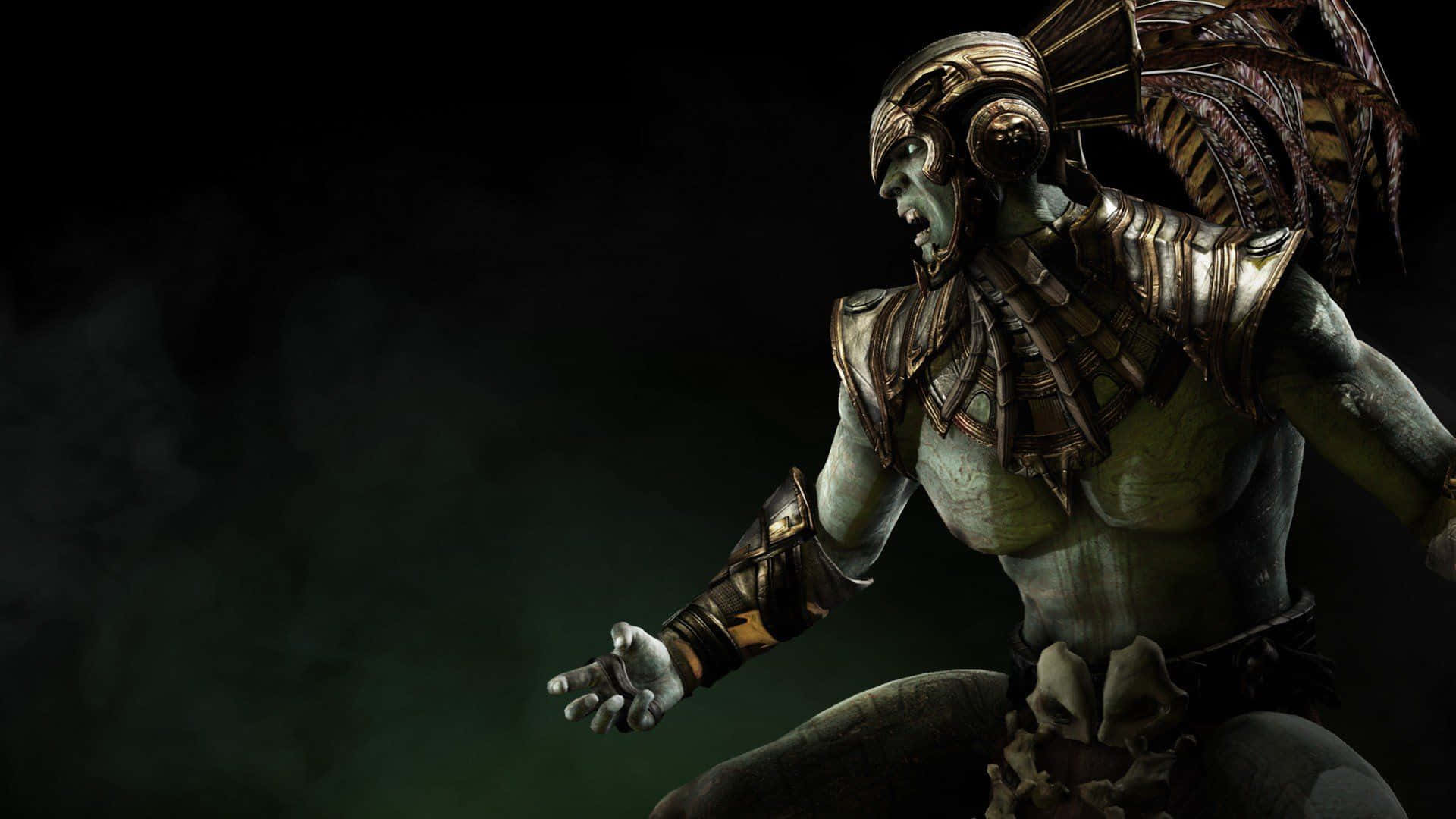 Mortal Kombat Reptile 桌布 壁紙 — 一個身穿華麗盔甲的綠色皮膚戰士，在黑暗煙霧背景中咆哮，氣勢洶洶。
