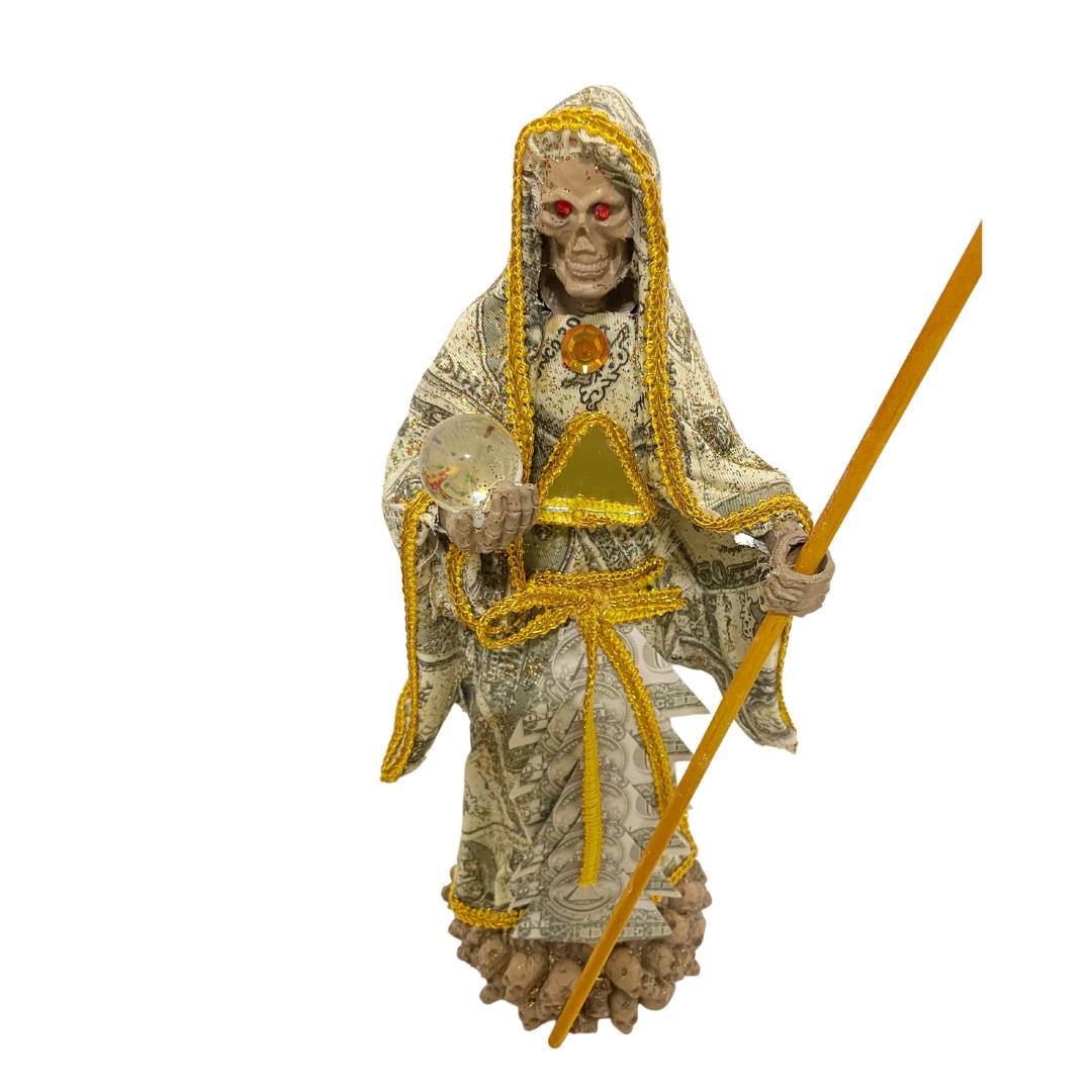 Santa Muerte 桌布 壁紙 — 一個身穿華麗金色鑲邊長袍的骷髏人物，在純白背景前手持發光球體和權杖。