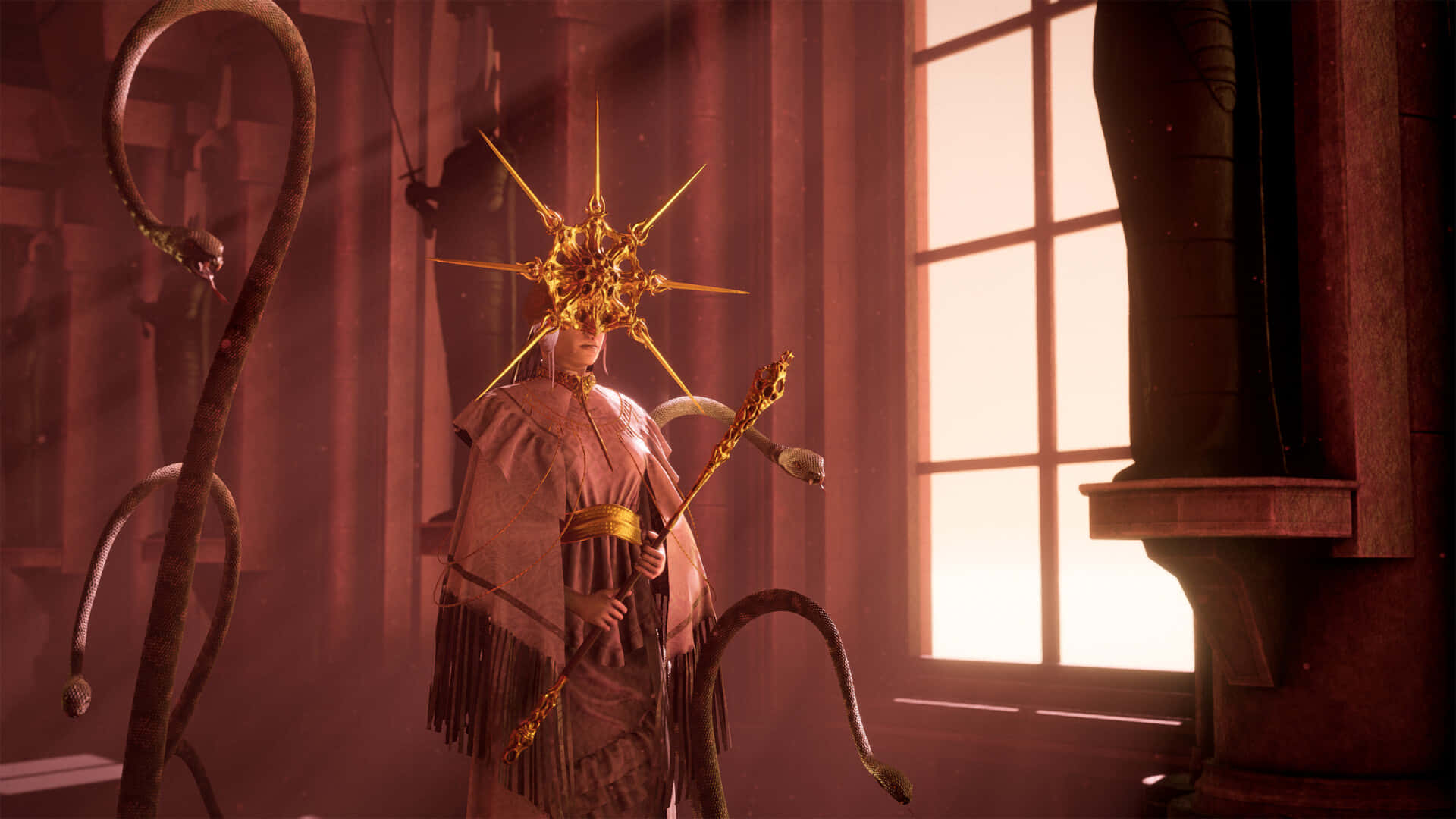 Dark Sun Gwyndolin 桌布 壁紙 — 一個身穿華麗長袍、頭戴尖刺金色皇冠的人物，站在一個光線昏暗的房間裡，被大窗戶透進來的溫暖夕陽所沐浴。