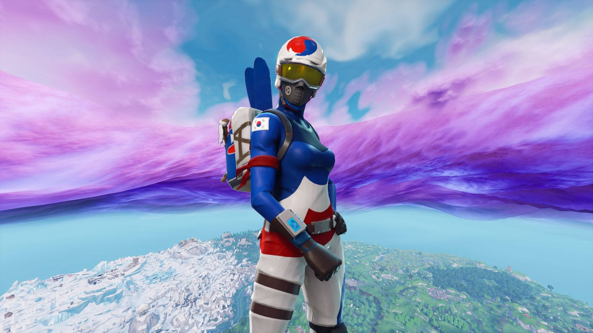 Fortnite 造型 桌布 壁紙 — 一個身穿藍、白、紅色裝備的Fortnite角色站在雪山頂上，俯瞰著充滿活力的紫色和藍色天空。