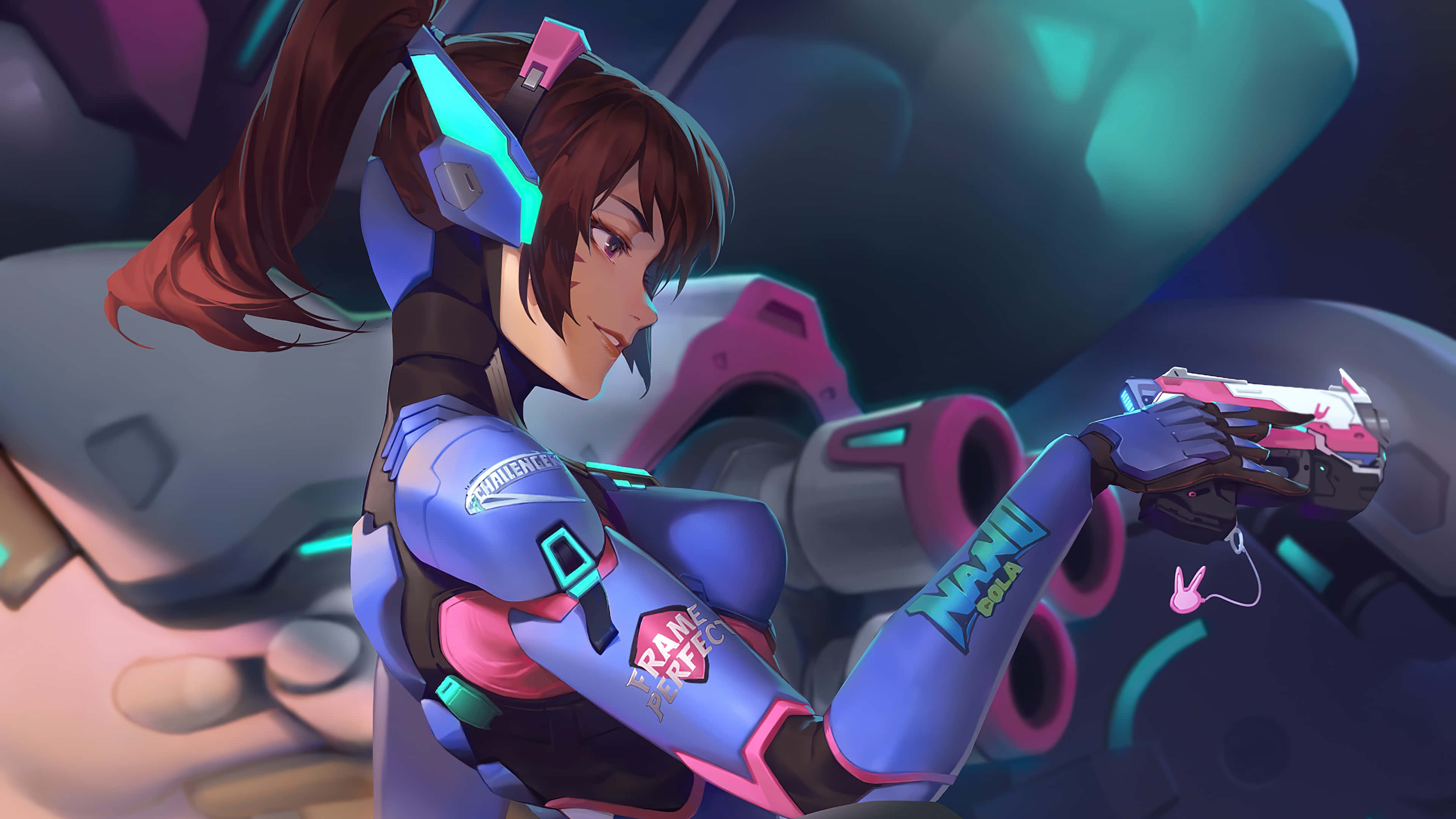 Overwatch Heroes 桌布 壁紙 — 一個身穿藍色和粉紅色盔甲的賽博龐克動漫女孩在霓虹燈科幻場景中揮舞著未來武器。