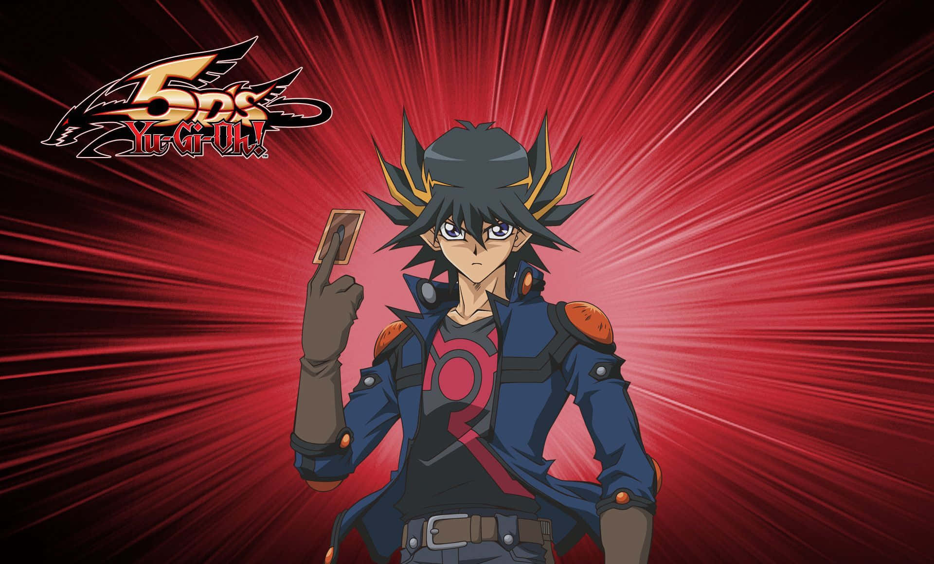Yusei Fudo 桌布 壁紙 — 一個身穿藍色外套、意志堅定的動漫角色，在動態的紅色放射狀背景前手持一張卡牌。