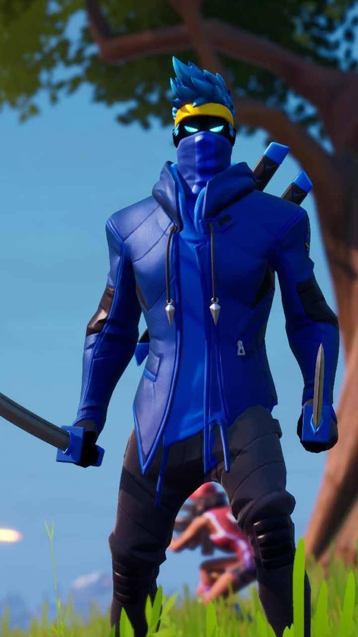 Ninja Fortnite 桌布 壁紙 — 一個身穿藍色服裝、眼睛發光的忍者，在晴朗天空下的草地上持劍站立。
