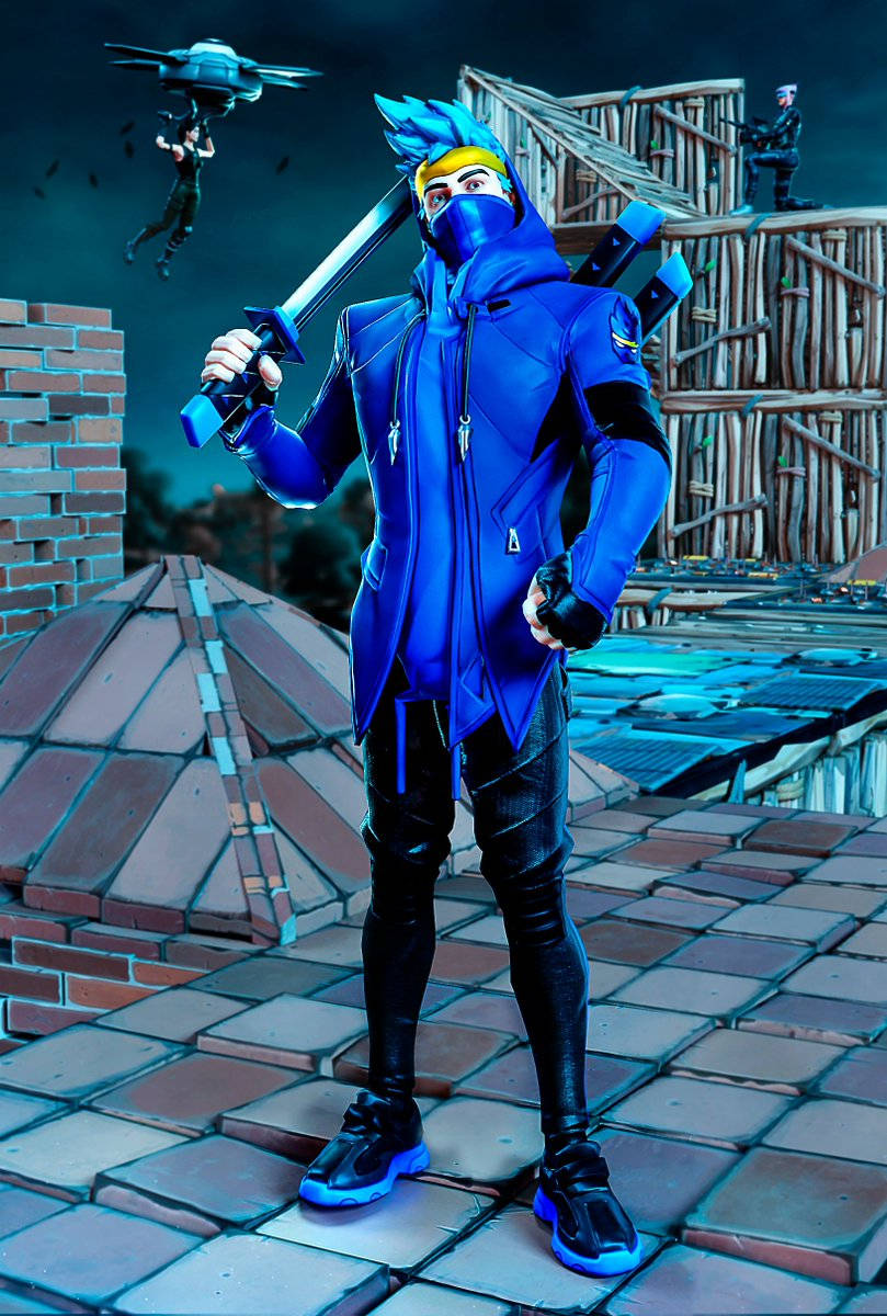 Ninja Fortnite 桌布 壁紙 — 一個身穿藍色服裝的忍者自信地站在瓦片屋頂上，在暴風雨的夜空下揮舞著一把發光的劍。