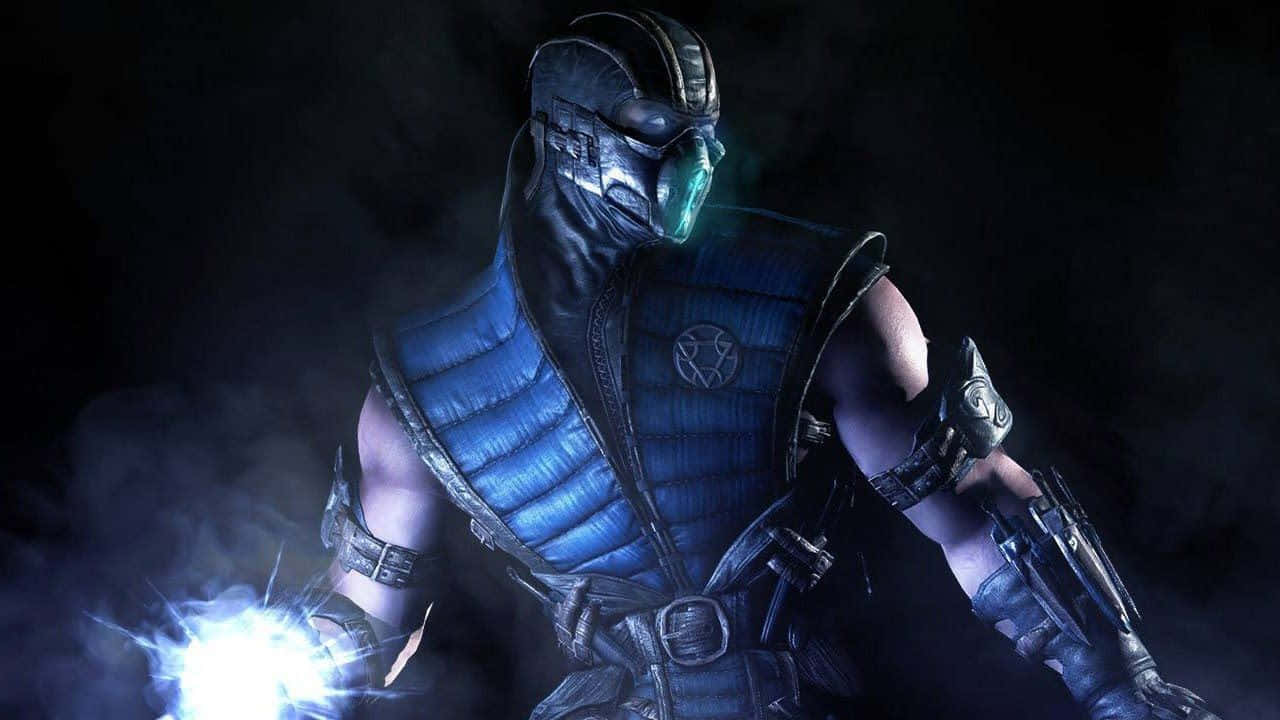 Mortal Kombat Fatality 桌布 壁紙 — 一個身穿藍色盔甲、戴著面具的威嚇戰士，在黑暗煙霧環境中散發能量。