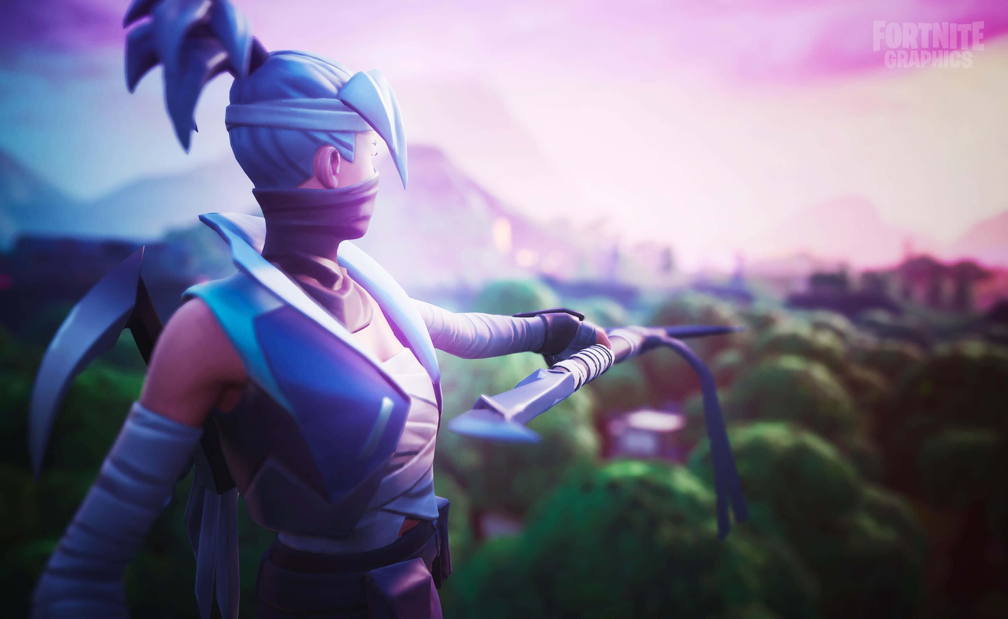 Fortnite Kuno 桌布 壁紙 — 一個身穿藍色盔甲的Fortnite忍者角色，在森林景觀上朦朧的紫色日落背景下，手持刀刃蓄勢待發。