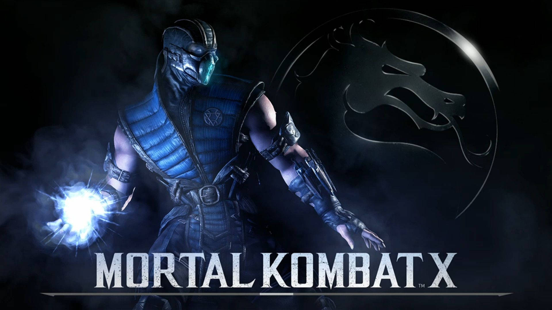 真人快打11 桌布 壁紙 — 一個身穿藍色盔甲的Mortal Kombat X角色在黑暗煙霧背景中散發能量，背景有龍標誌。
