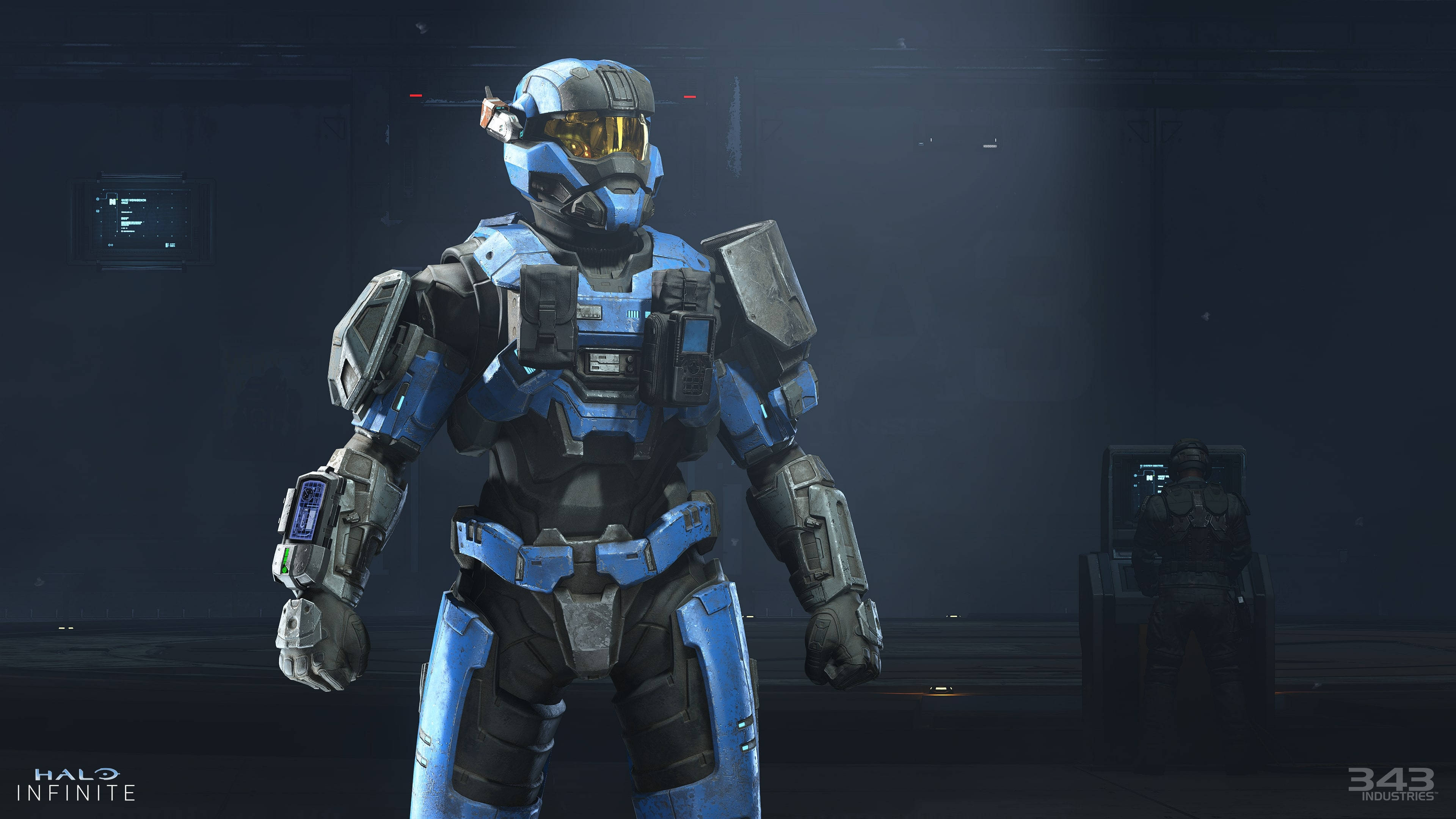 4K halo 桌布 壁紙 — 一個身穿藍色盔甲的斯巴達戰士站在昏暗的未來風格房間中，房間內有發光的HUD元素，背景還有另一名士兵。