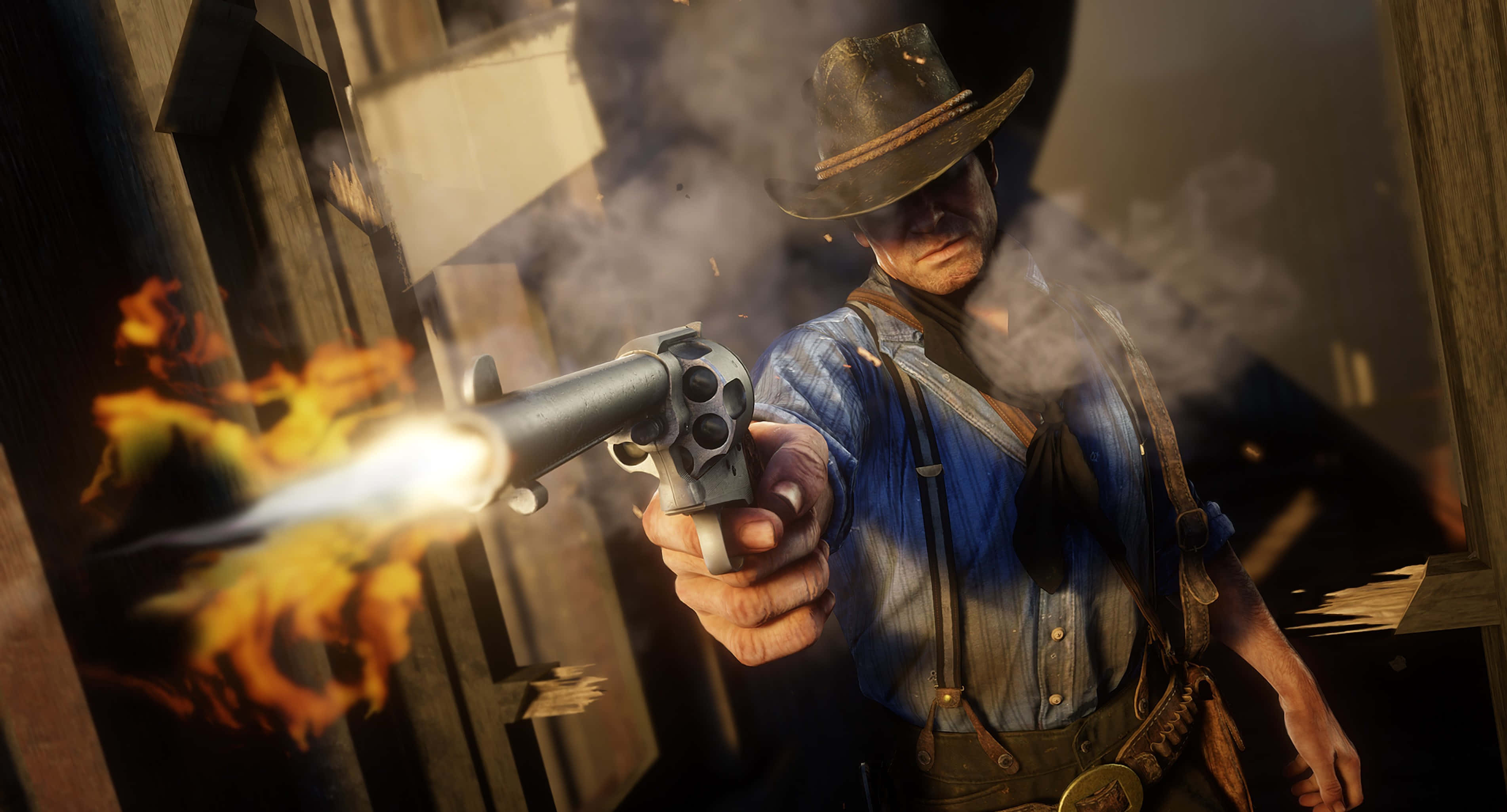 Red Dead Redemption 4K 桌布 壁紙 — 一個身穿藍色襯衫、戴著帽子的牛仔，在木造建築中開槍，槍管噴出火焰和煙霧。