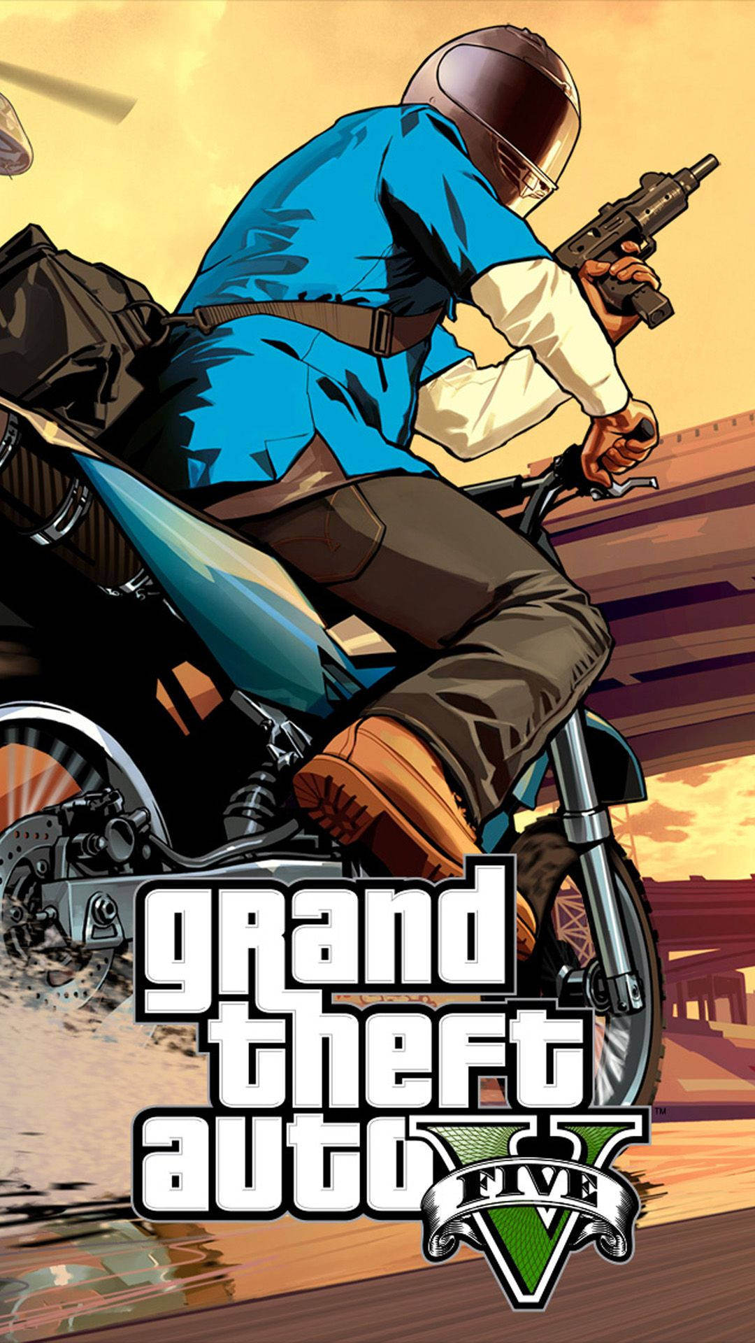 Gta 桌布 壁紙 — 一個身穿藍色襯衫和頭盔的角色在日落背景下騎著摩托車，手持槍支，並帶有GTA V標誌。