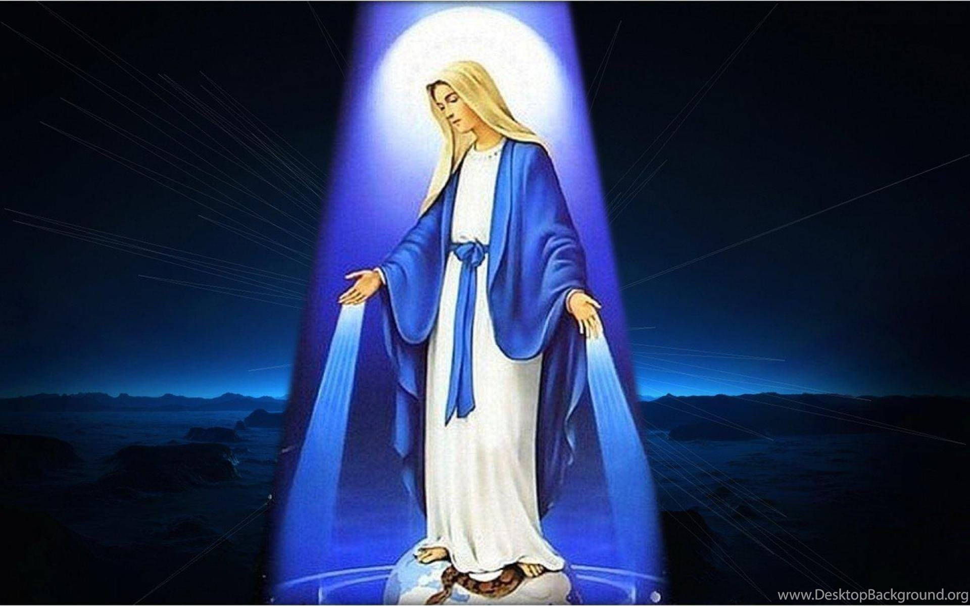 Virgin Mary 桌布 壁紙 — 一個身穿藍色長袍、帶有發光光環的燦爛人物，站在一個地球儀上，在黑暗星空背景下接受宇宙光束。