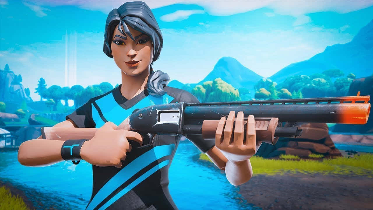 Fortnite 造型 桌布 壁紙 — 一個身穿藍黑色裝備的Fortnite角色，在明亮的山景背景下，用霰彈槍瞄準觀眾。