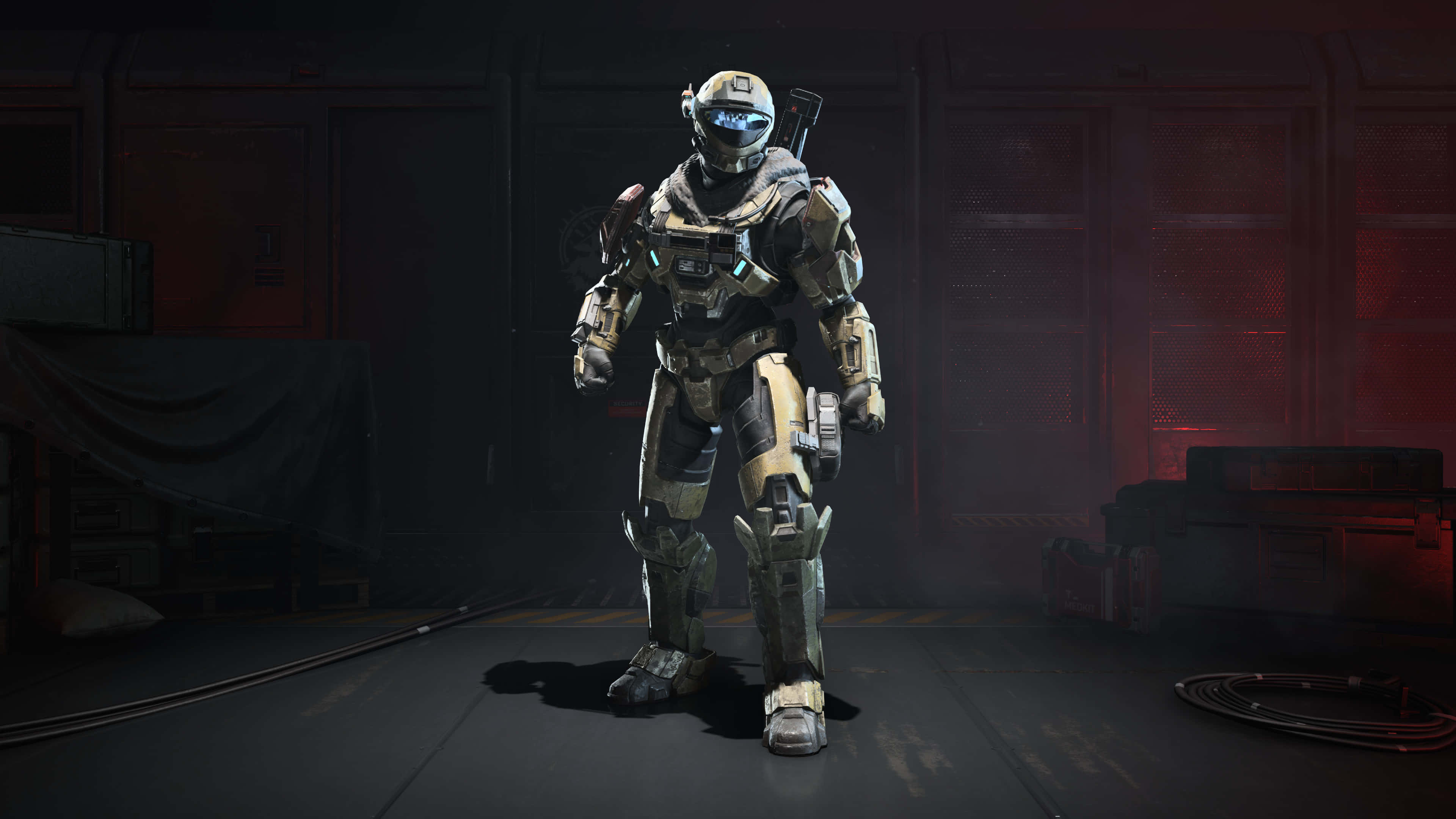 Halo Odst 4K 桌布 壁紙 — 一個身穿詳細戰鬥裝甲的未來士兵，站在一個光線昏暗、帶有紅色環境照明的工業房間裡。
