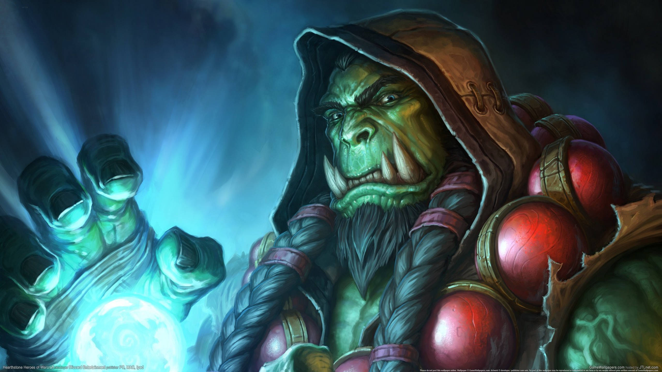Hearthstone 桌布 壁紙 — 一個身穿連帽長袍、面目猙獰的綠色獸人術士，在黑暗暴風雨背景下，從伸出的手中引導出發光的藍色魔法。
