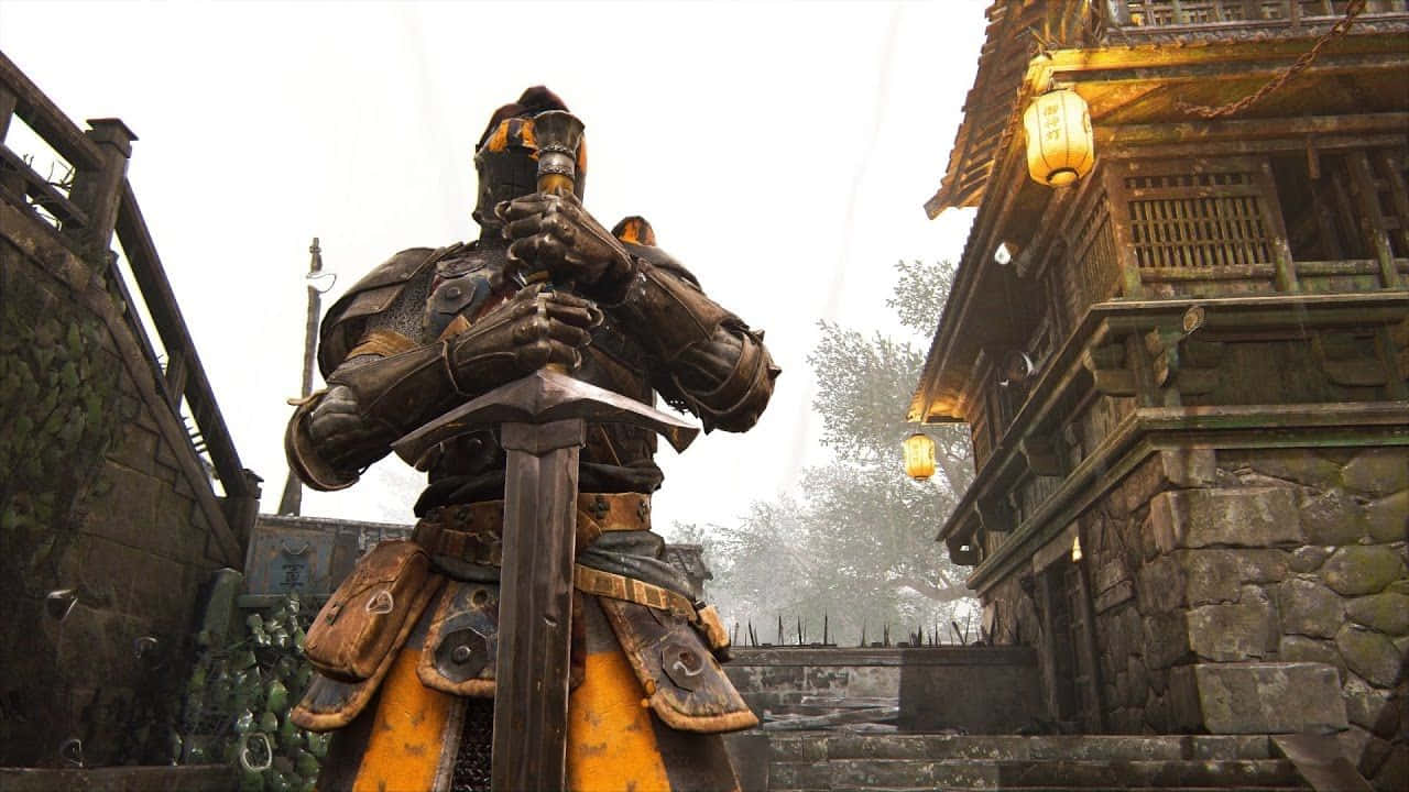 Warden For Honor 桌布 壁紙 — 一個身穿重甲的戰士站在霧氣瀰漫的石頭村莊街道上，手持一把帶有橙色光芒的劍。
