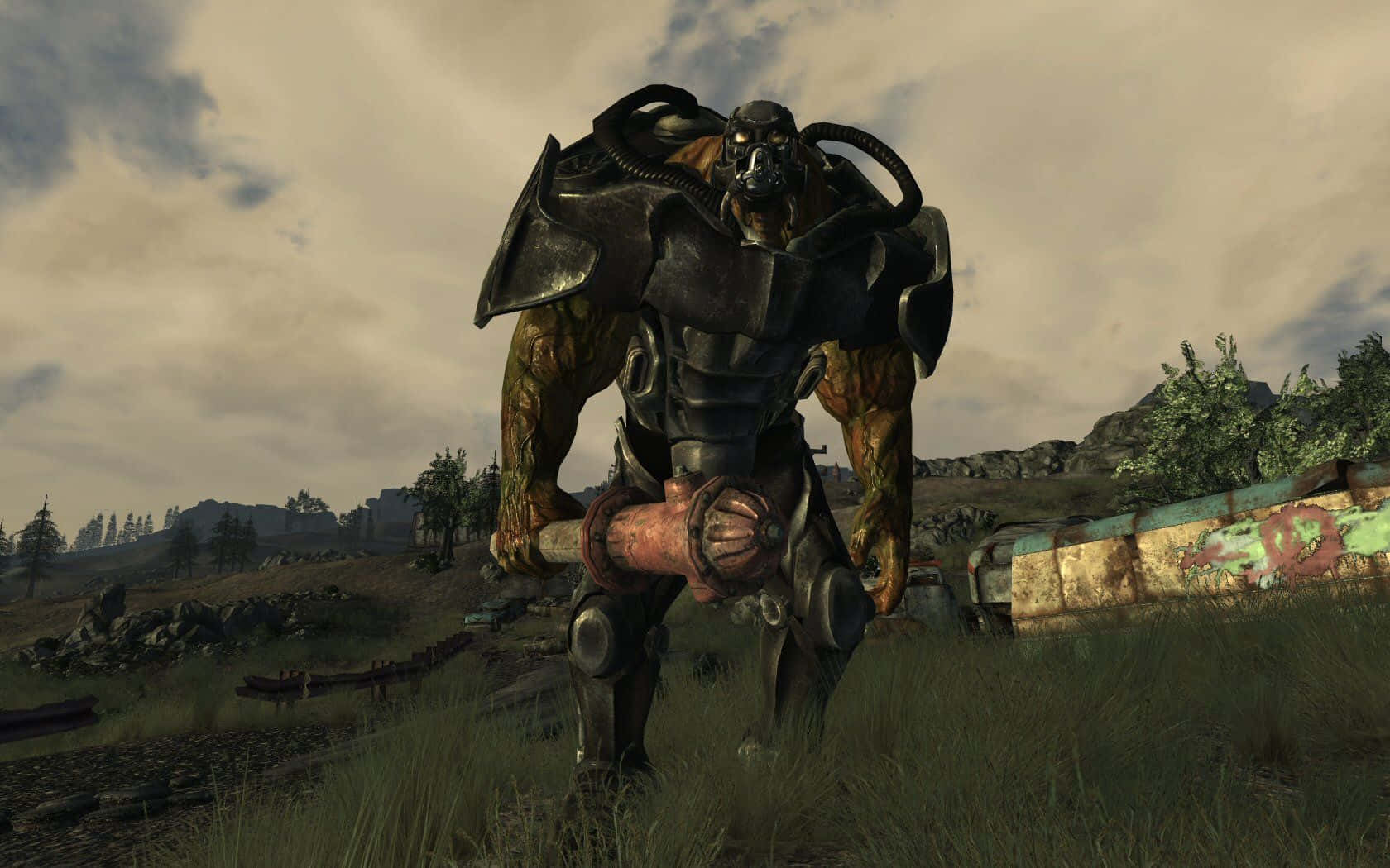 Fallout Enclave 桌布 壁紙 — 一個身穿重甲的變種戰士站在陰天下一片荒蕪雜草叢生的廢土上。