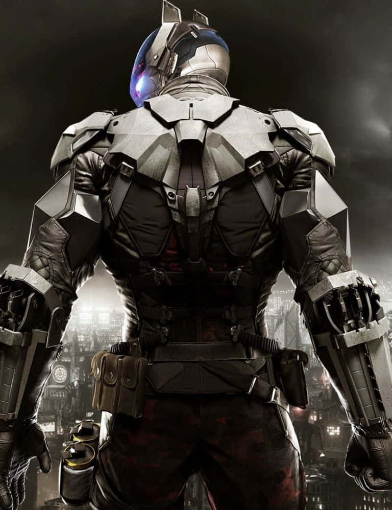Batman Arkham Knight 桌布 壁紙 — 一個身穿重甲的超級英雄背向觀眾，俯瞰夜晚黑暗的城市景觀。