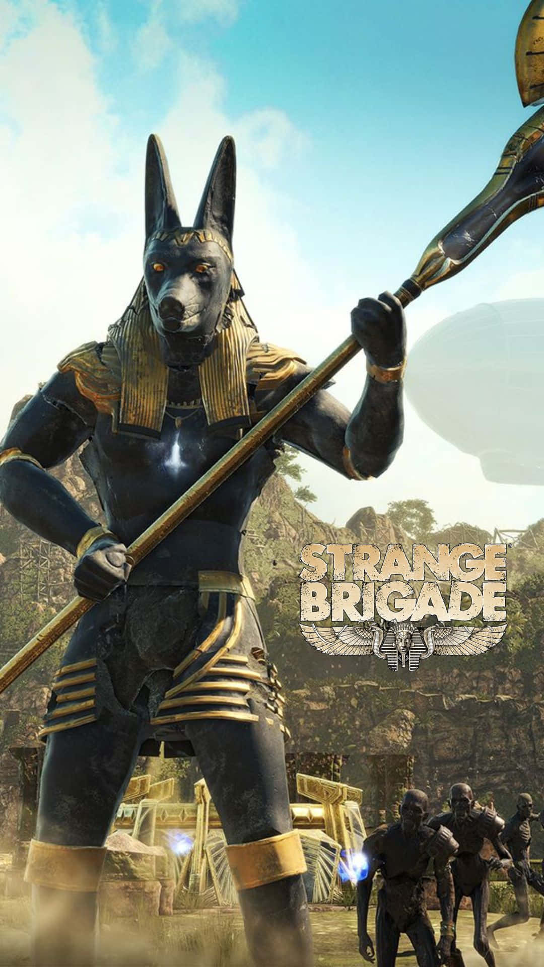 Android Strange Brigade 桌布 壁紙 — 一個身穿金色盔甲、高聳的阿努比斯戰士在陽光明媚的古代廢墟中揮舞著法杖對抗骷髏敵人。