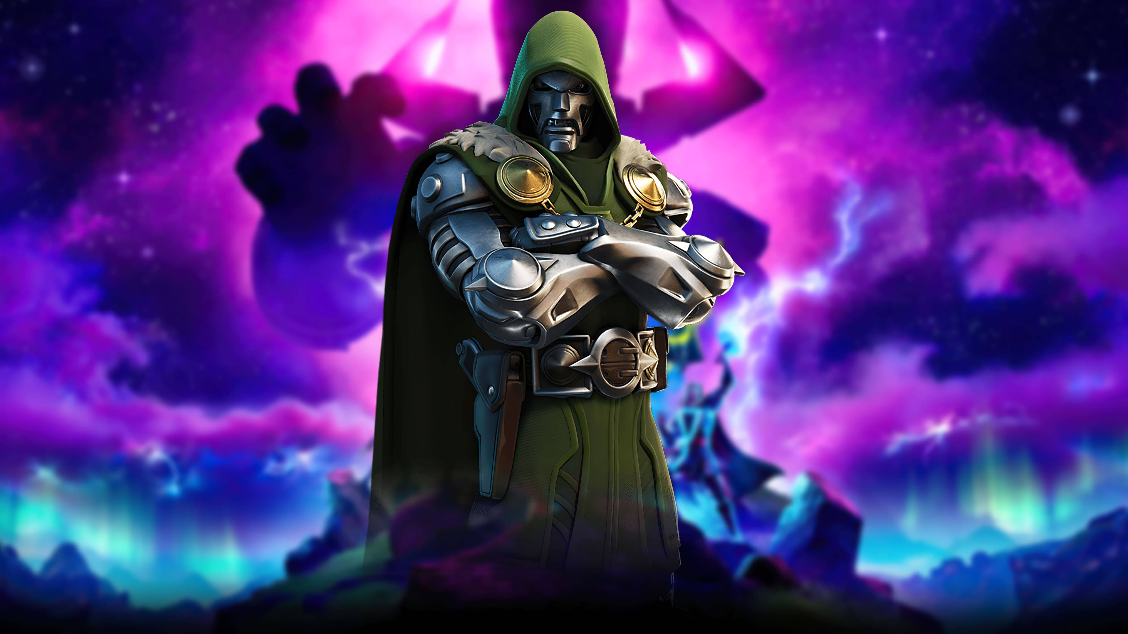 Doctor Doom 桌布 壁紙 — 一個身穿銀色盔甲、戴著綠色兜帽的威脅性人物，站在帶有發光極光的宇宙紫色和藍色星雲背景前。