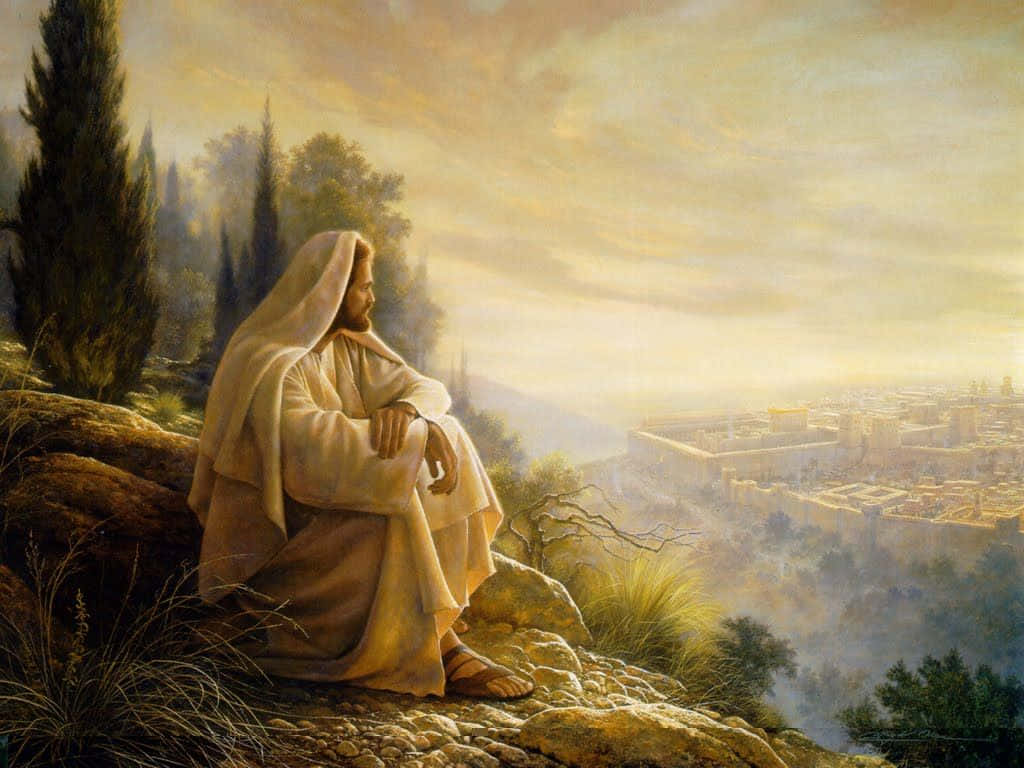 Savior 桌布 壁紙 — 一個身穿長袍的人物坐在岩石山坡上，沉思地俯瞰著沐浴在金色晨光中的廣闊古城。