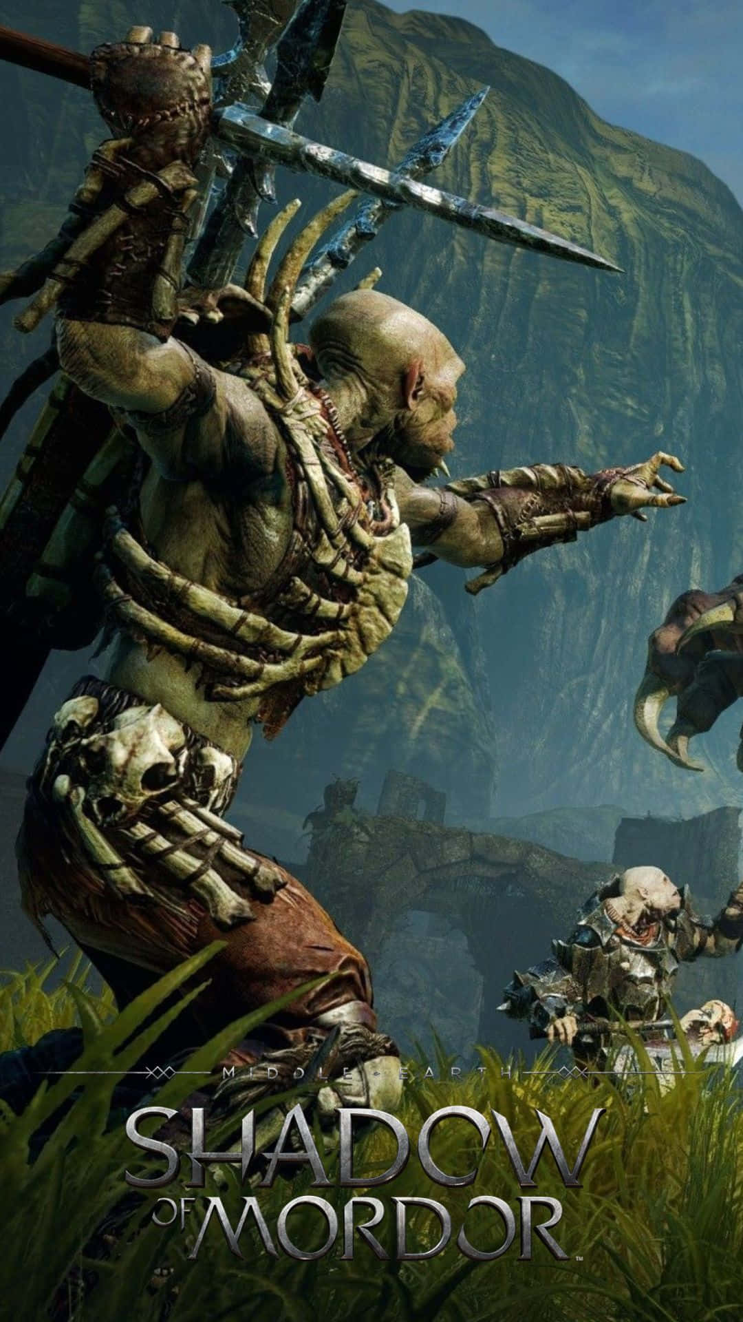 Android Shadow Of Mordor 桌布 壁紙 — 一個身穿骨甲、手持尖刺武器的醜陋獸人戰士在霧氣瀰漫的山谷中向前猛衝。