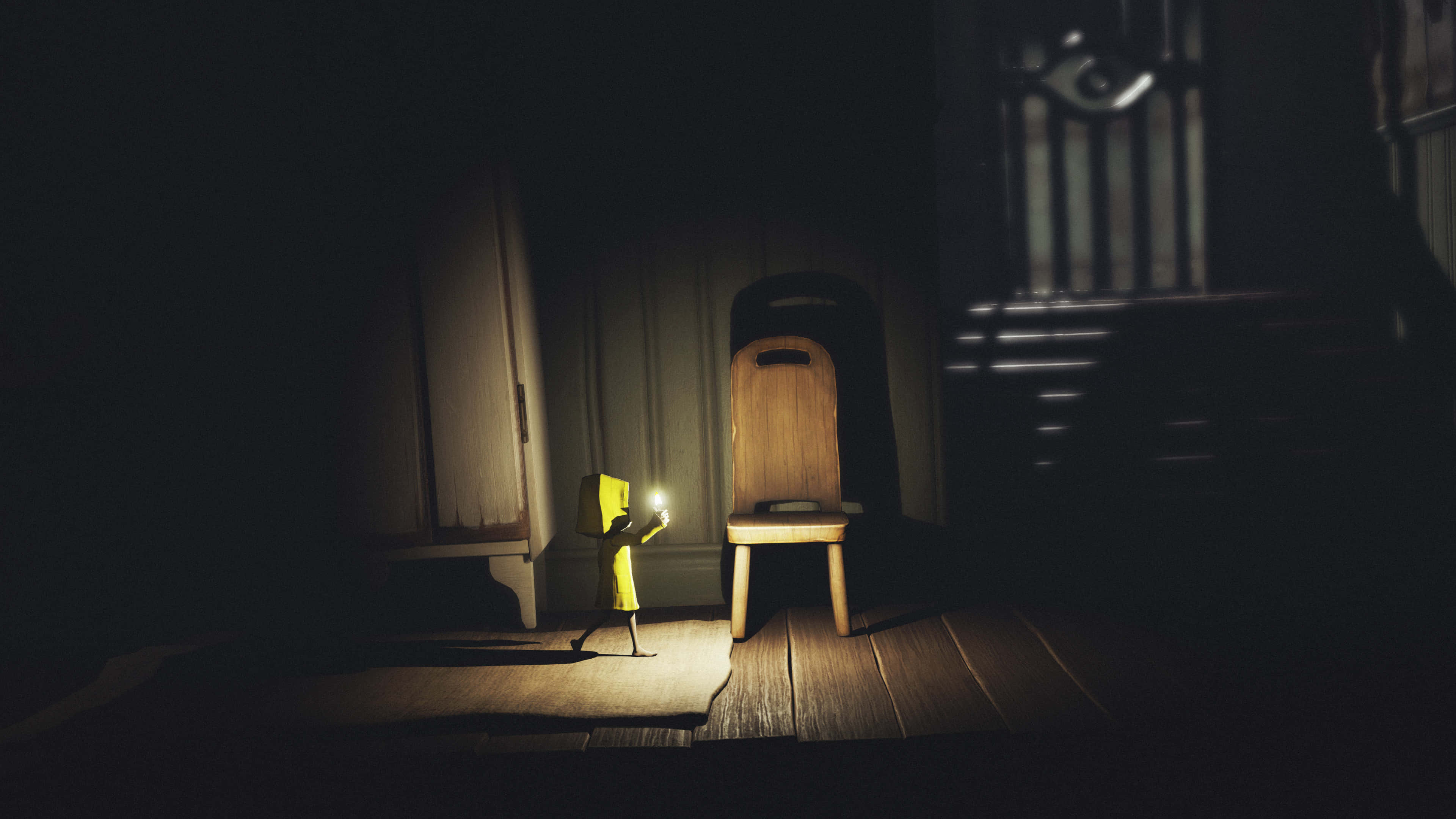 Little Nightmares 4K 桌布 壁紙 — 一個身穿黃色衣服的小人物拿著手電筒，照亮了一個黑暗陰森、窗戶有鐵欄的房間裡的木椅。