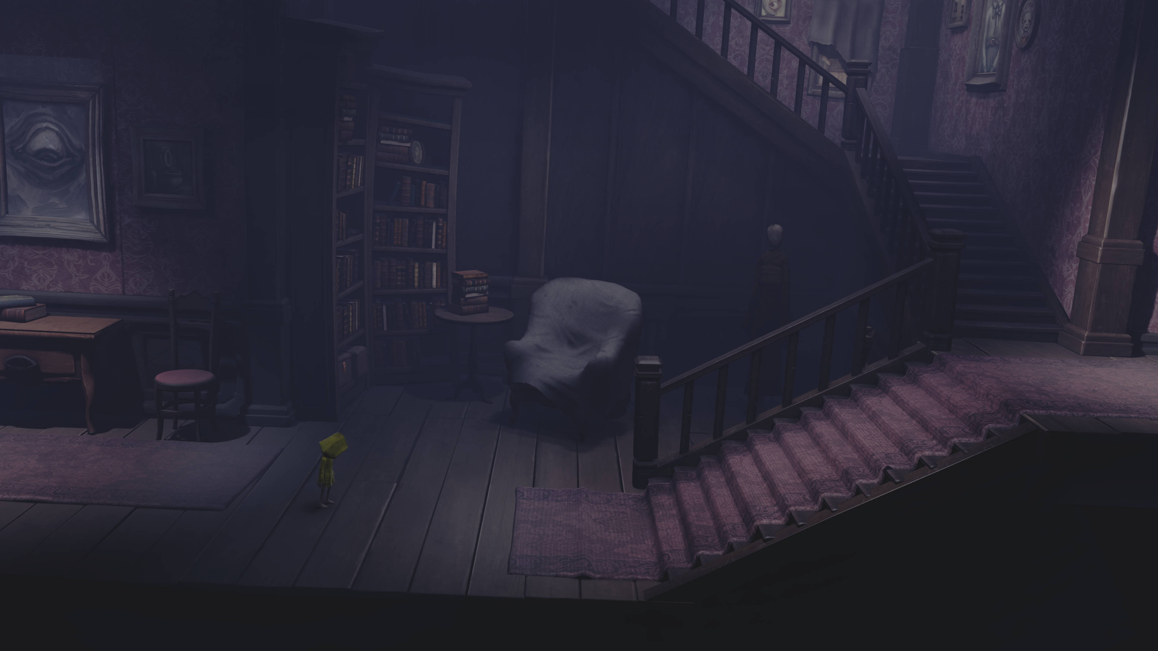Nightmares 桌布 壁紙 — 一個身穿黃色衣服的小人物獨自站在燈光昏暗、陰森恐怖的維多利亞式大宅中，有宏偉的樓梯和陰暗的角落。