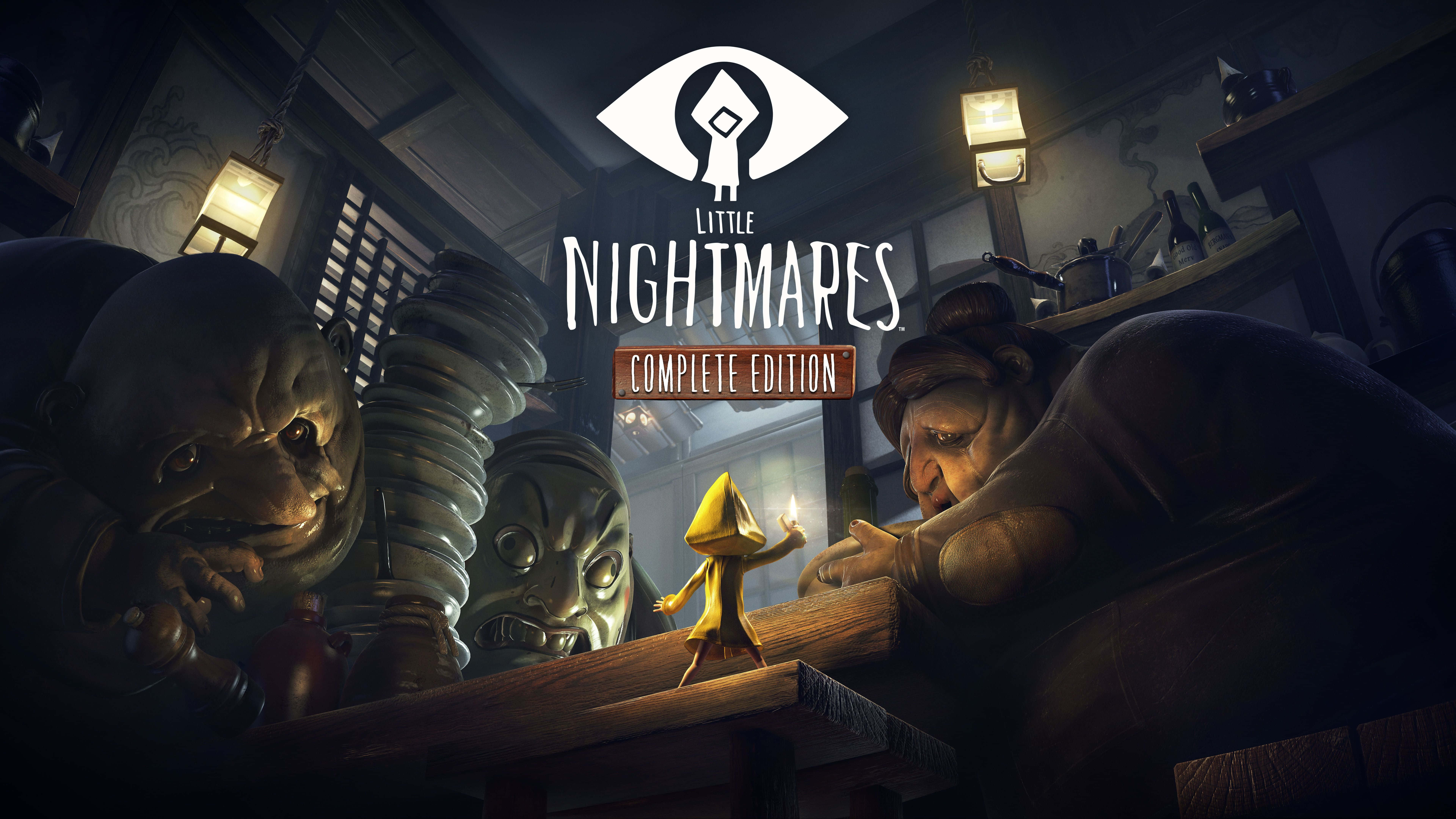 Little Nightmares 4K 桌布 壁紙 — 一個身穿黃色衣服的小孩子勇敢地站在木製櫃檯上，周圍是陰暗雜亂房間中逼近的怪誕人物。