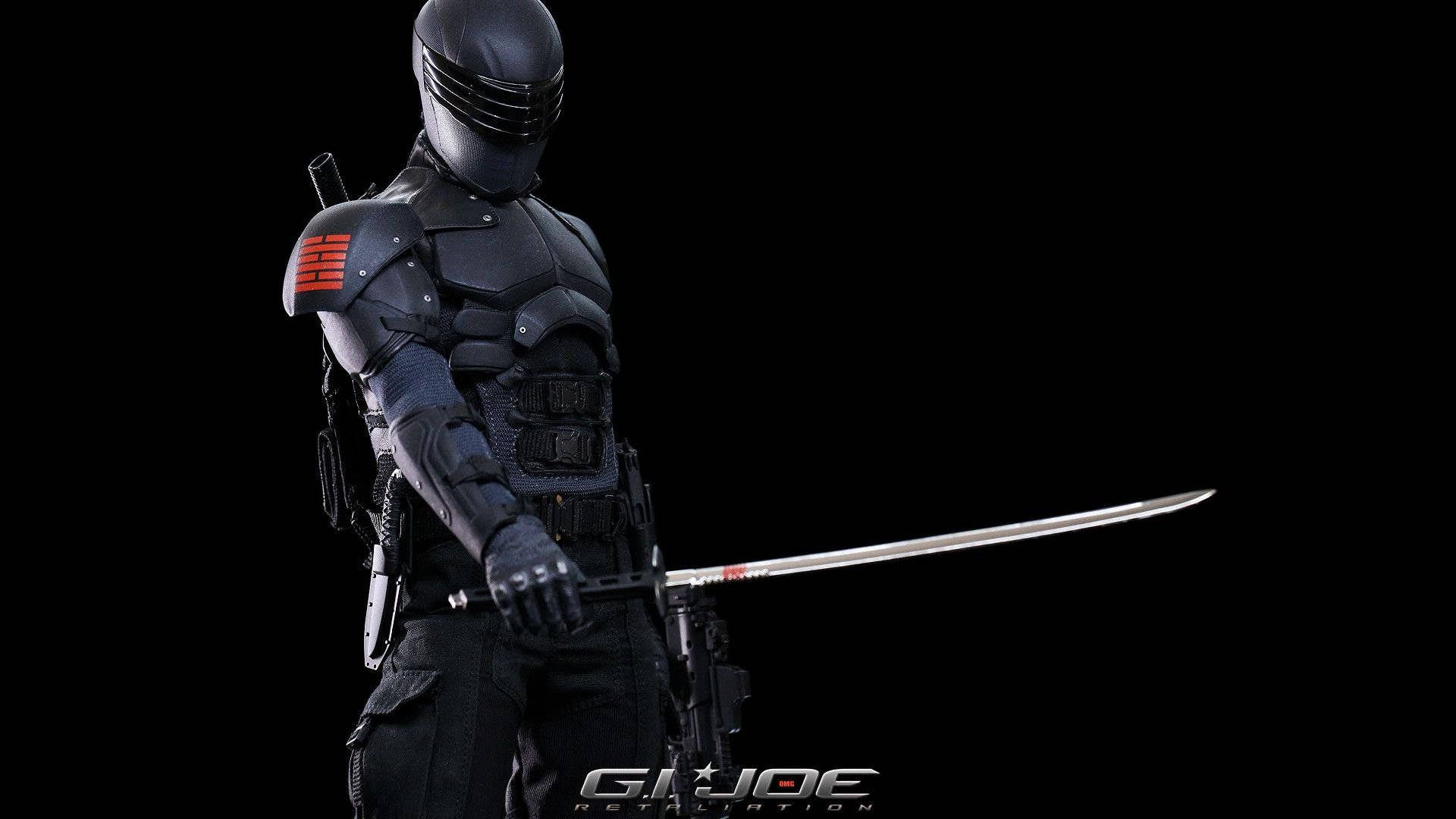 Snake Eyes 桌布 壁紙 — 一個身穿黑色戰術裝備的G.I. Joe角色，在純黑背景前手持武士刀。