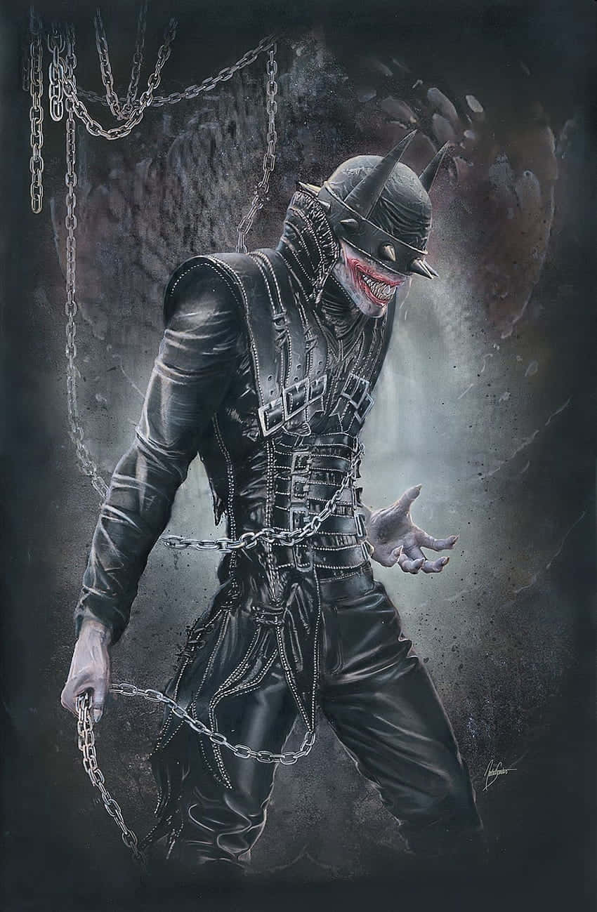 The Batman Who Laughs 桌布 壁紙 — 一個身穿黑色皮革和鎖鏈、戴著尖刺頭盔和咧嘴面具的威脅人物，站在黑暗、骯髒的環境中。