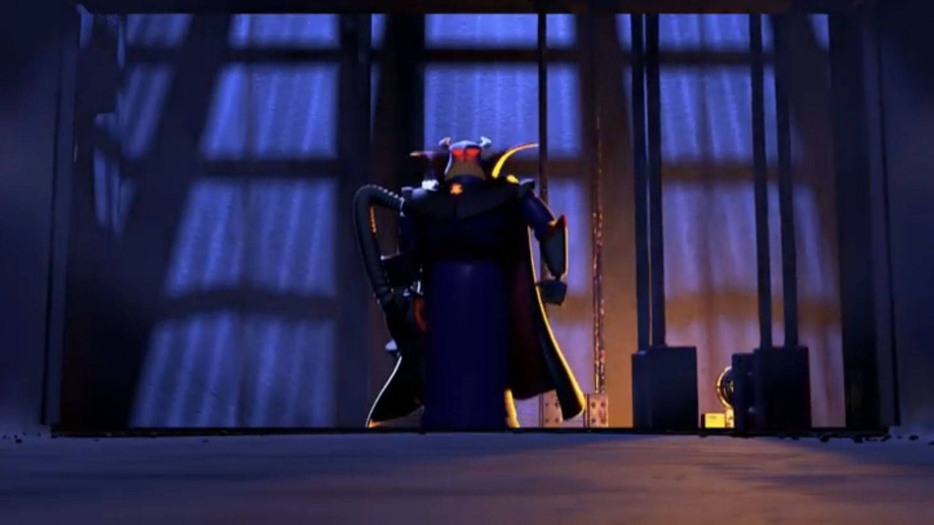 emperor zurg 桌布 壁紙 — 一個身穿黑色盔甲、眼睛發出紅光的反派，夜晚站在燈光昏暗的監獄牢房中，在鐵欄杆上投下長長的影子。