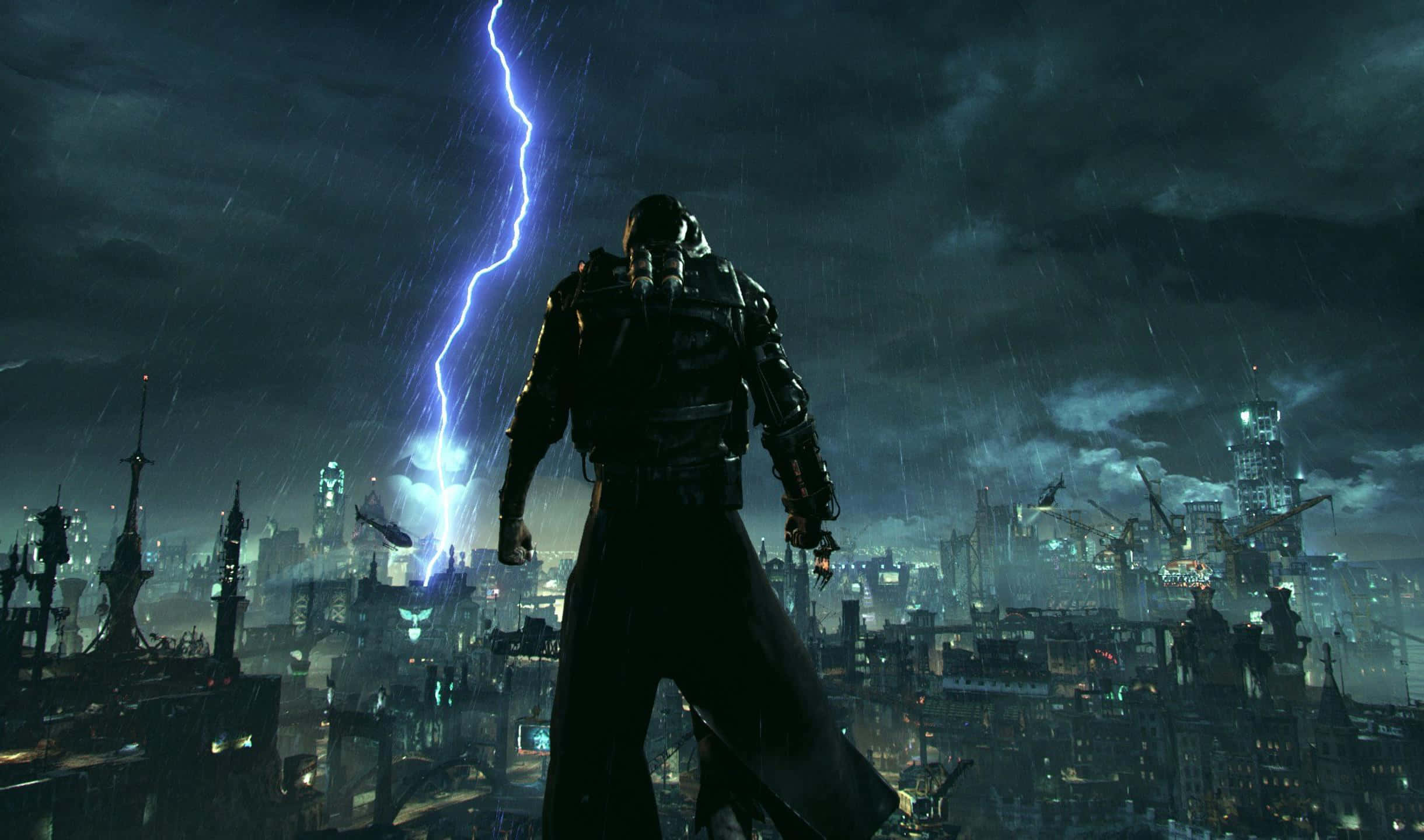 2440x1440 Batman Arkham City 桌布 壁紙 — 一個身穿黑色盔甲的身影站在被雨水浸濕的城市天際線上，一道明亮的藍色閃電劃破他們身後暴風雨的天空。