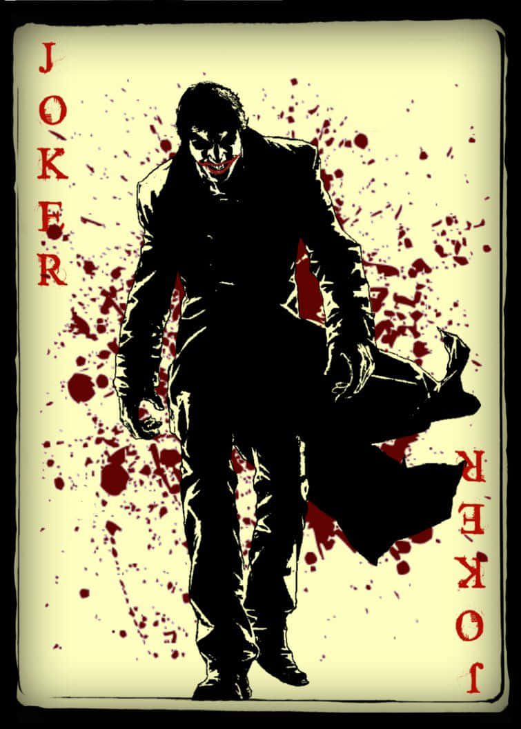 Joker Card 桌布 壁紙 — 一個身穿黑色西裝的威脅性小丑站在奶油色背景前，背景上濺有紅色血跡般的污漬和鏡像的「JOKER」文字。