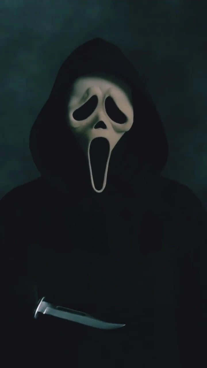 Horror Icons 桌布 壁紙 — 一個身穿黑色連帽長袍、戴著標誌性白色尖叫面具的人物，在深藍綠色背景前手持一把刀。