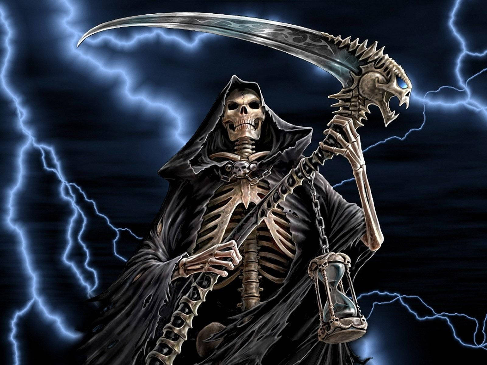 reaper 桌布 壁紙 — 一個身穿黑色連帽長袍的骷髏死神，在風暴天空和 vivid 藍色閃電中揮舞著鐮刀和沙漏。