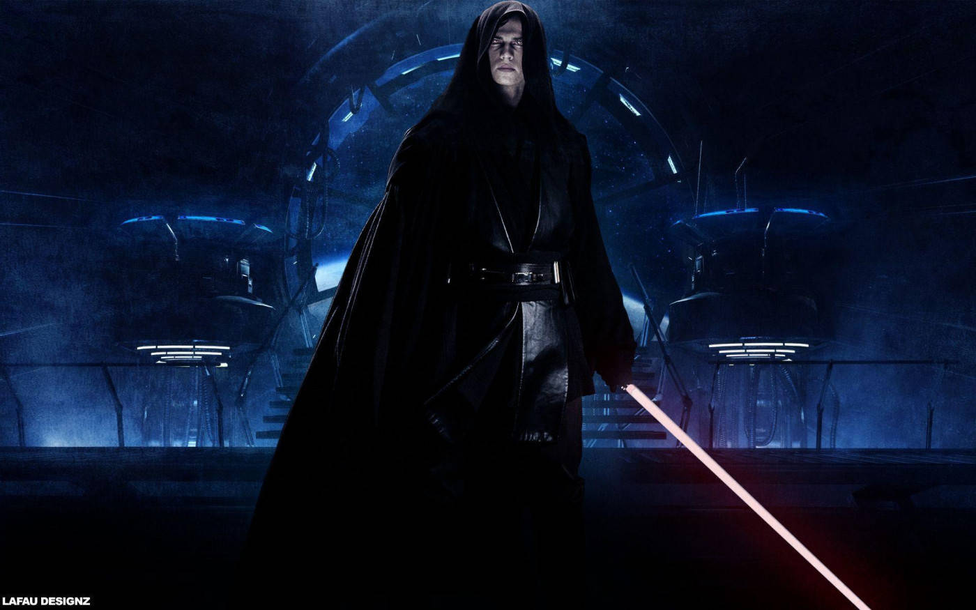 Star Wars Luke Skywalker 4K 桌布 壁紙 — 一個身穿黑色長袍的兜帽人物在一個黑暗的未來風格房間中手持紅色光劍，房間內有藍色發光結構。