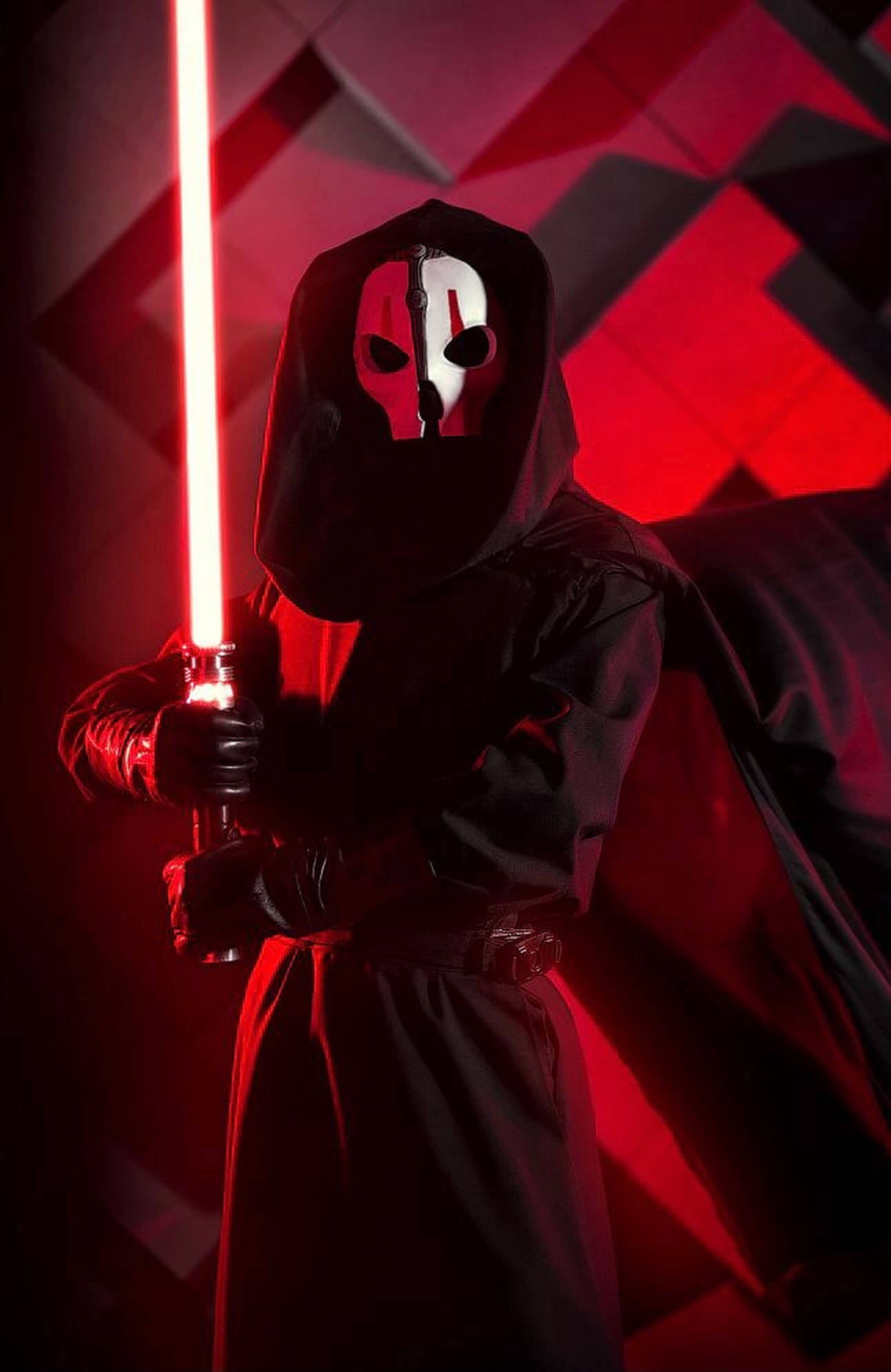 Darth Nihilus 桌布 壁紙 — 一個身穿黑色長袍的蒙面人物，在幾何紅黑背景下揮舞著發光的紅色光劍。