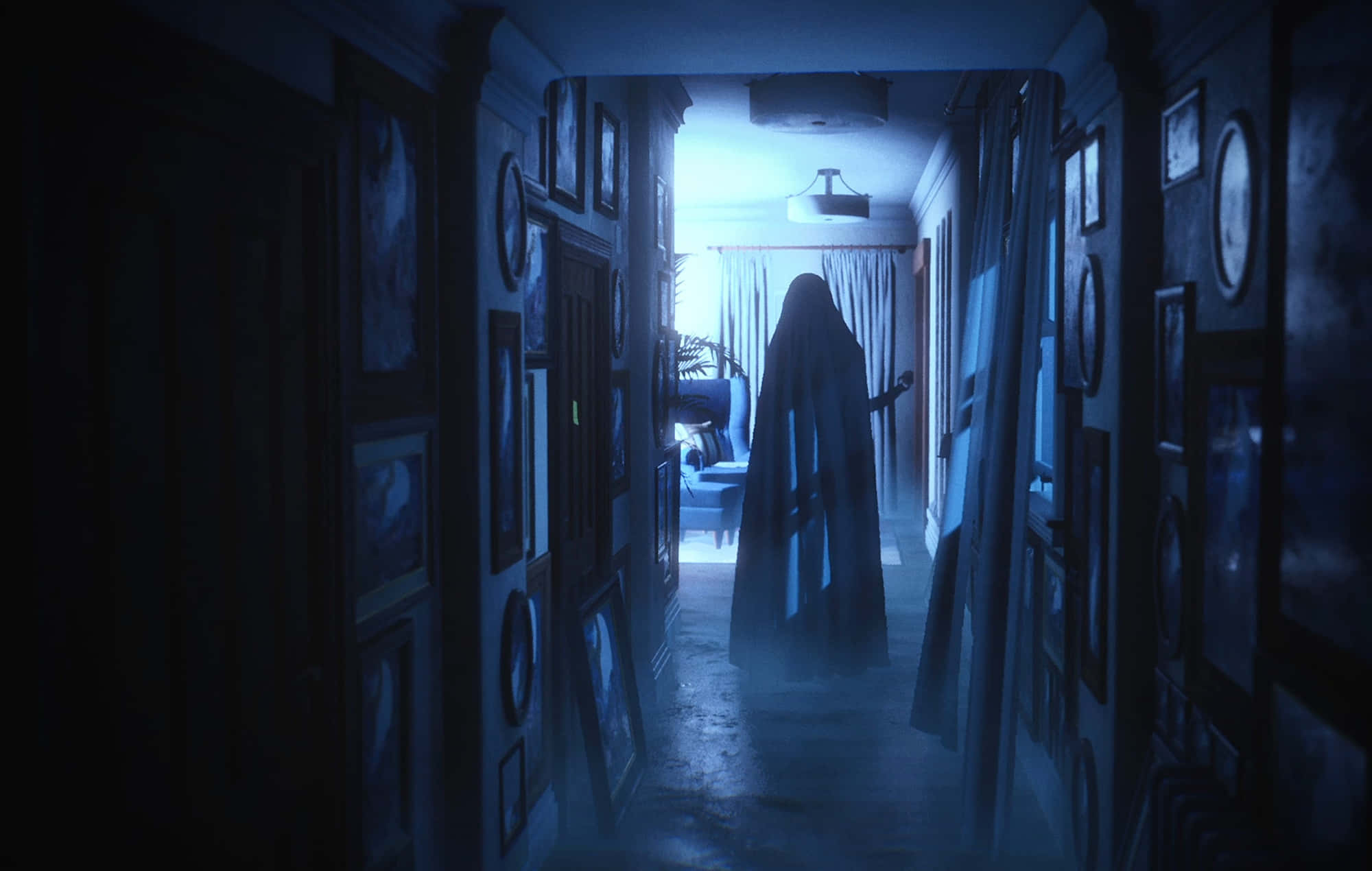 Game Trailers 桌布 壁紙 — 一個身穿黑色長袍的鬼影站在一條昏暗的走廊盡頭，走廊兩旁掛著裱框照片和窗簾。