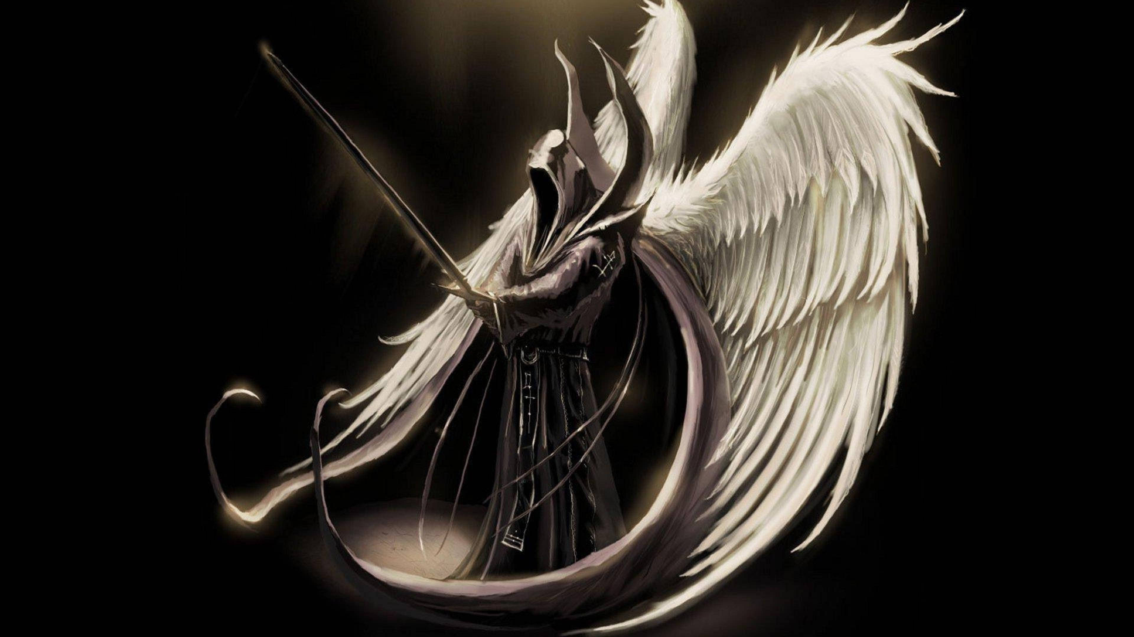 angels 桌布 壁紙 — 一個身穿黑袍的天使，擁有發光的白色翅膀和帶角的頭盔，在黑色背景前揮舞著劍。