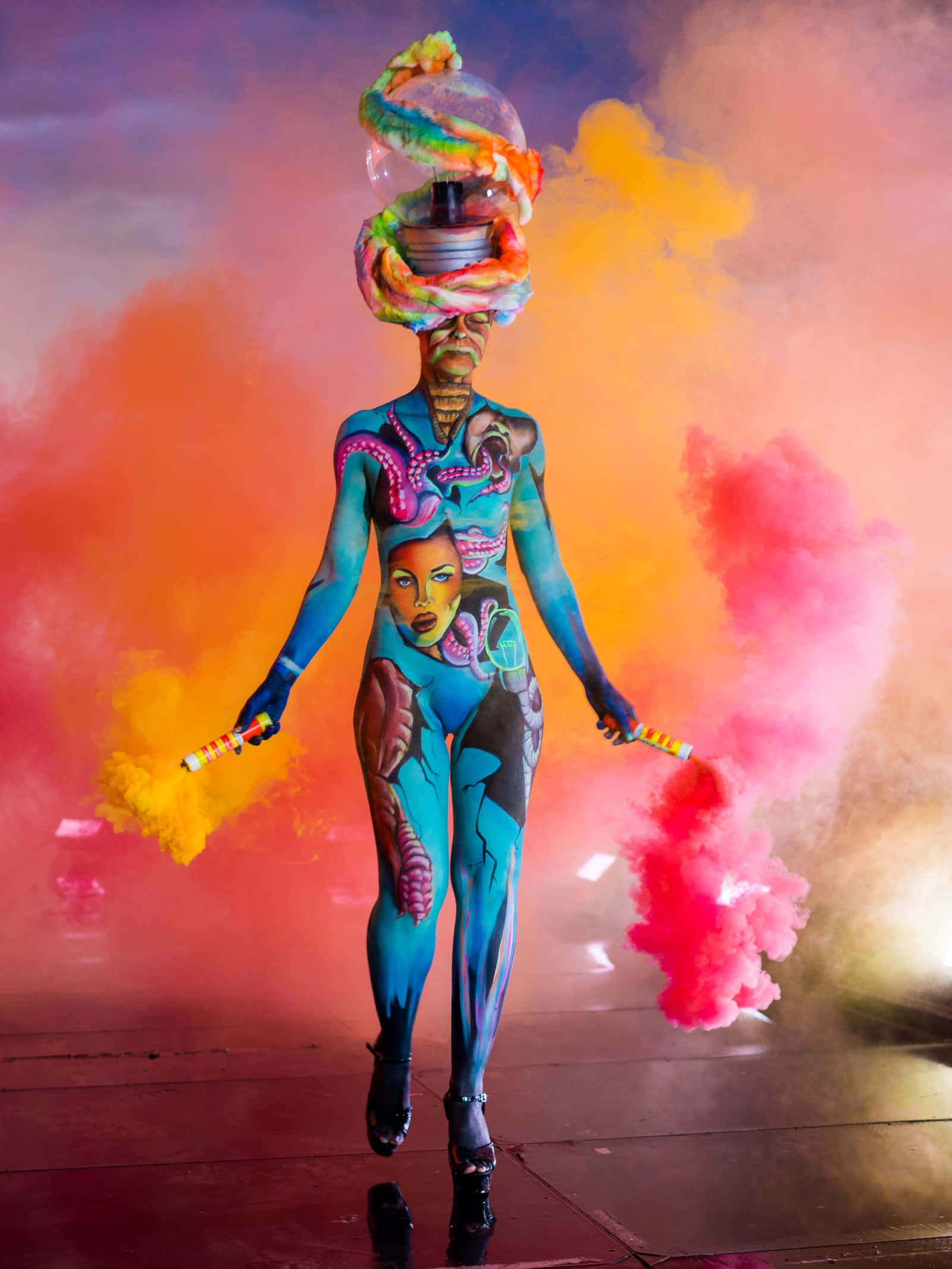 Colorful Smoke 桌布 壁紙 — 一個身體繪有充滿活力的宇宙和解剖藝術，手持煙霧彈穿過彩色煙霧。