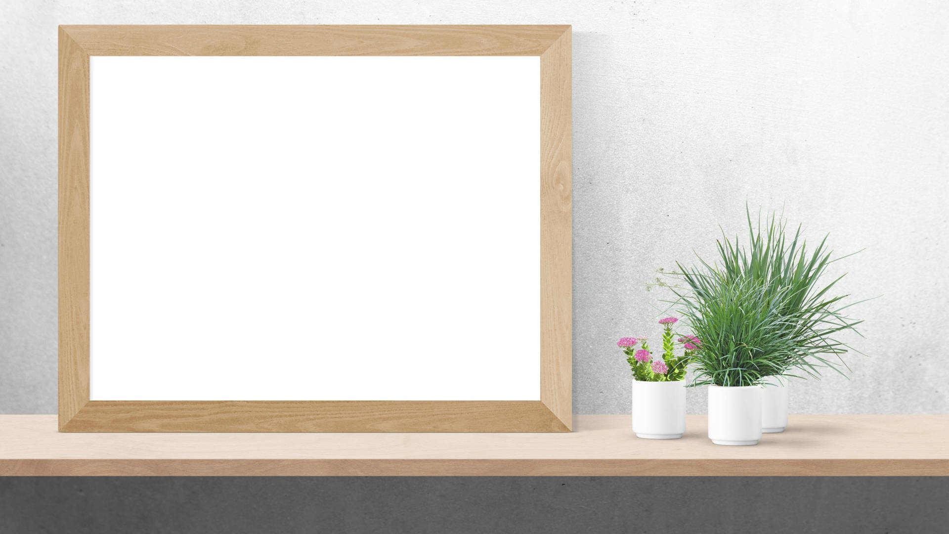 Frame 桌布 壁紙 — 一個輕巧的木製相框放在架子上，旁邊有三盆盆栽，背景是帶紋理的灰色牆壁。