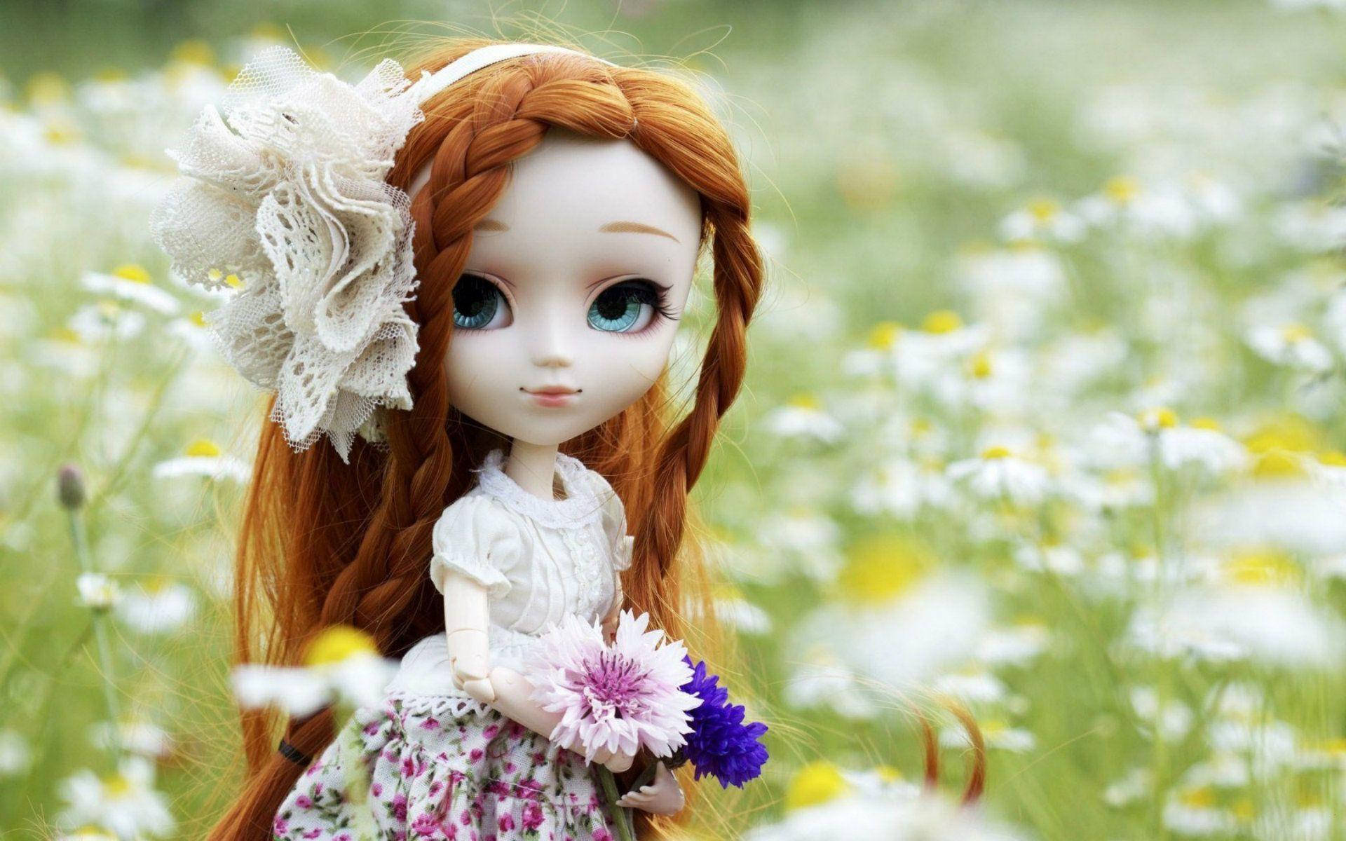 Doll 桌布 壁紙 — 一個辮子紅髮藍眼的娃娃在白色雛菊田中拿著粉紅和紫色的花。