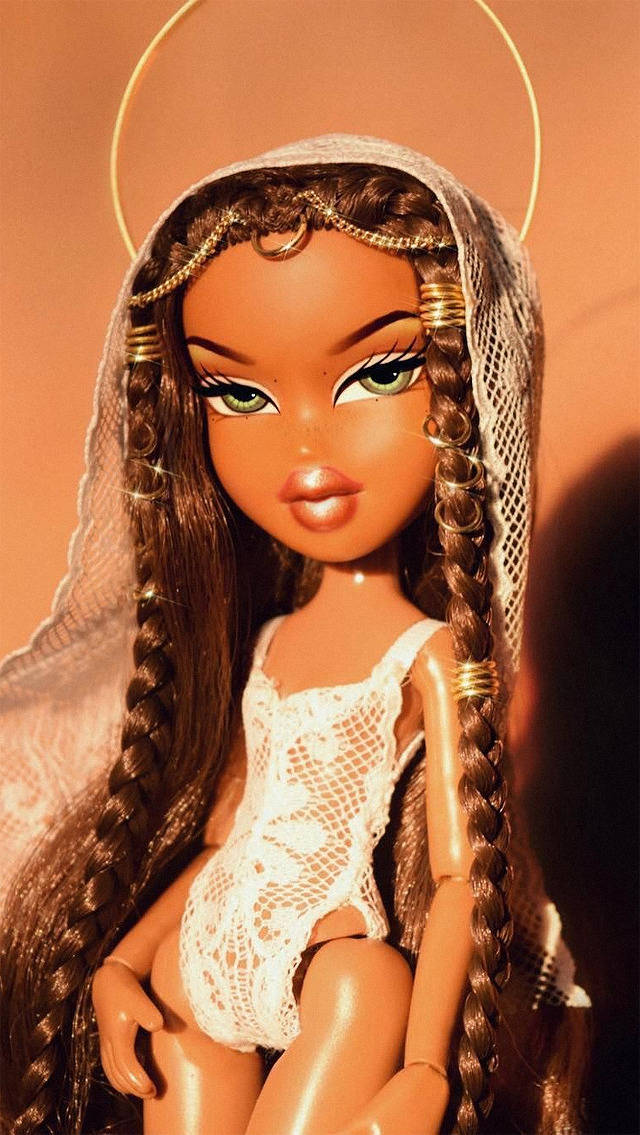 Bratz 桌布 壁紙 — 一個辮子頭髮帶光環的洋娃娃，穿著白色蕾絲連體衣，背景是溫暖的橙色。