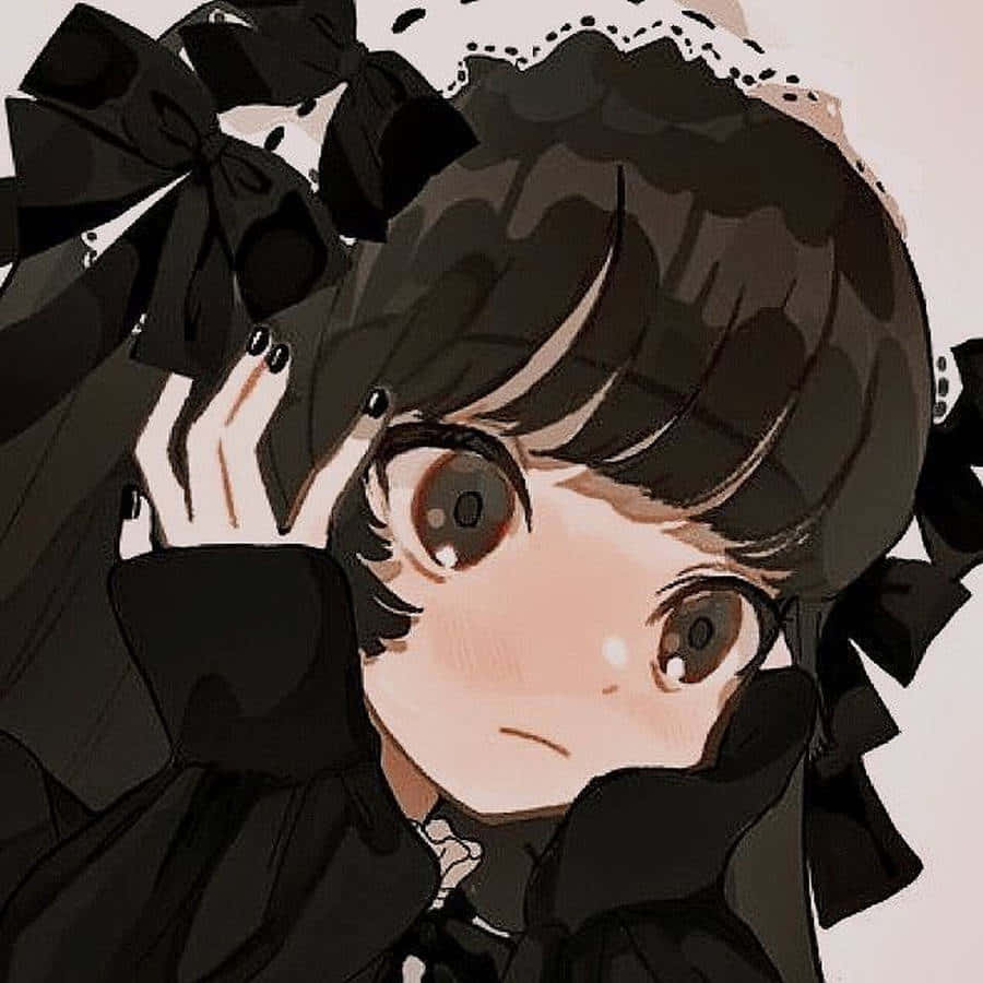 動漫女孩 桌布 壁紙 — 一個近距離動漫女孩，深色頭髮和大大的棕色眼睛，穿著黑色蕾絲邊飾和蝴蝶結的服裝，看起來有點惱火。