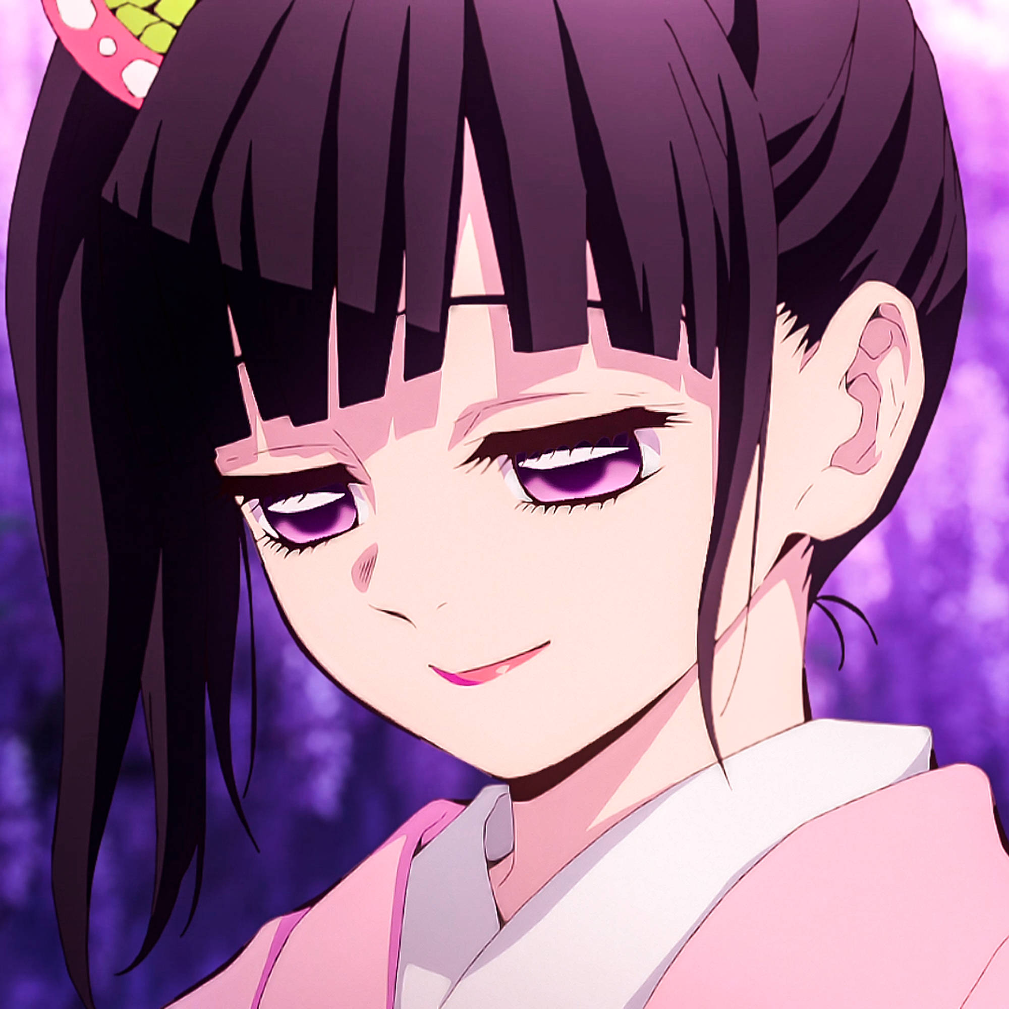 Kanao Tsuyuri 桌布 壁紙 — 一個近距離動漫女孩，深色頭髮和紫色眼睛，在發光的紫色背景前溫柔微笑。