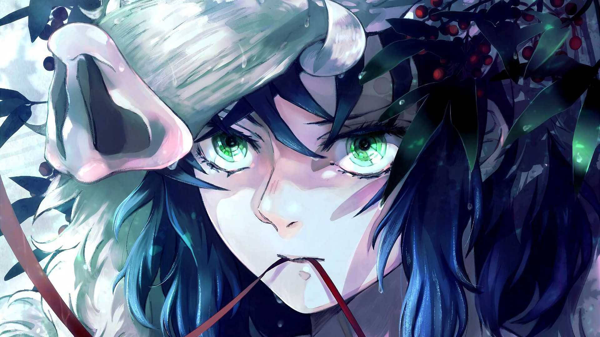 伊之助 桌布 壁紙 — 一個近距離動漫女孩，綠色眼睛和藍色頭髮，透過帶有紅色漿果的深色樹葉凝視。